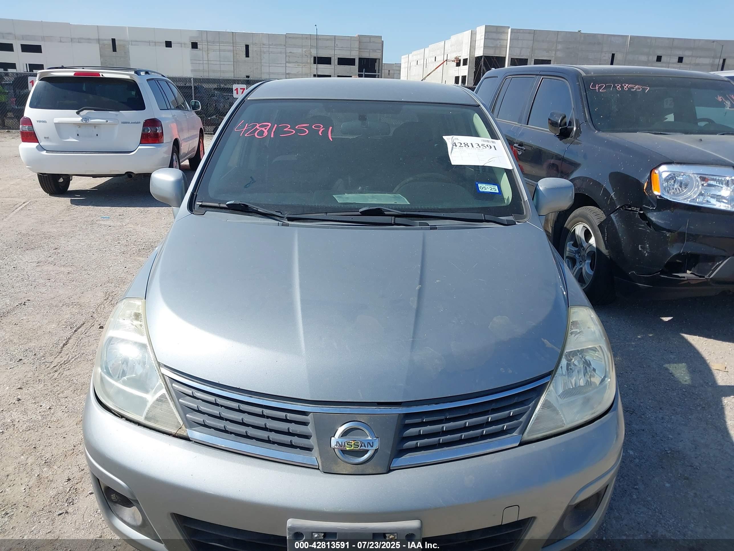 NISSAN VERSA image 6