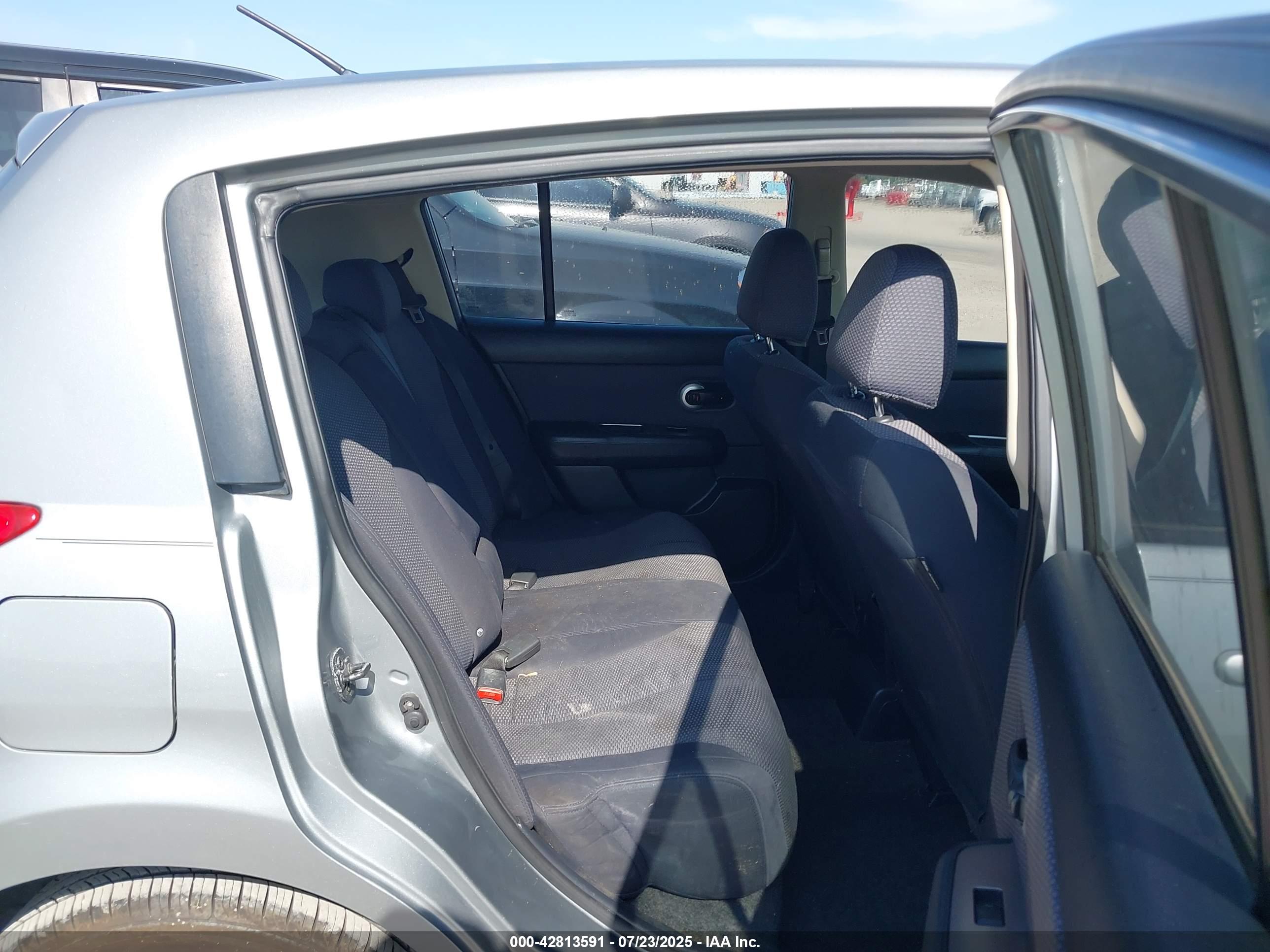 NISSAN VERSA image 8