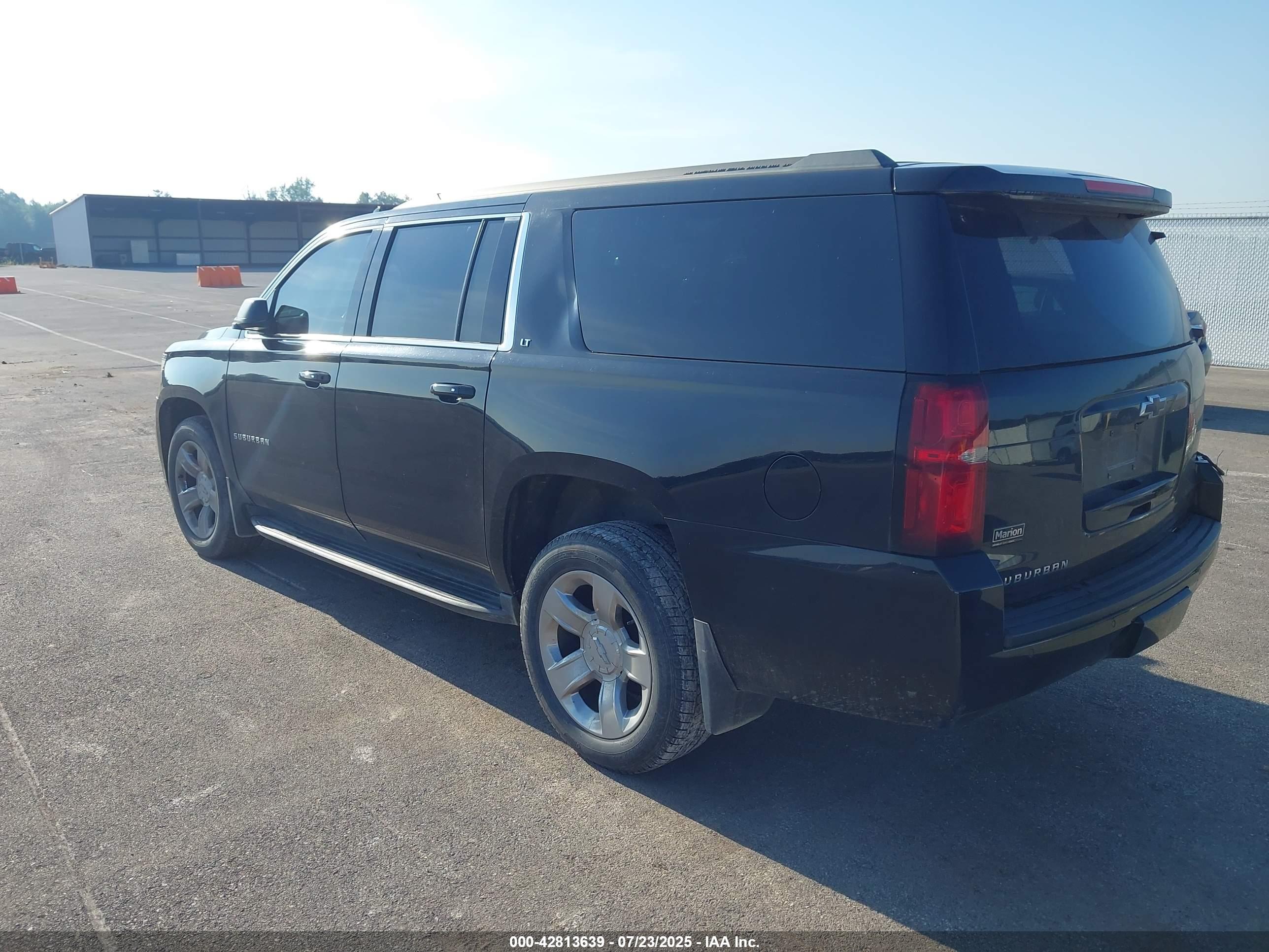 CHEVROLET SUBURBAN image 3