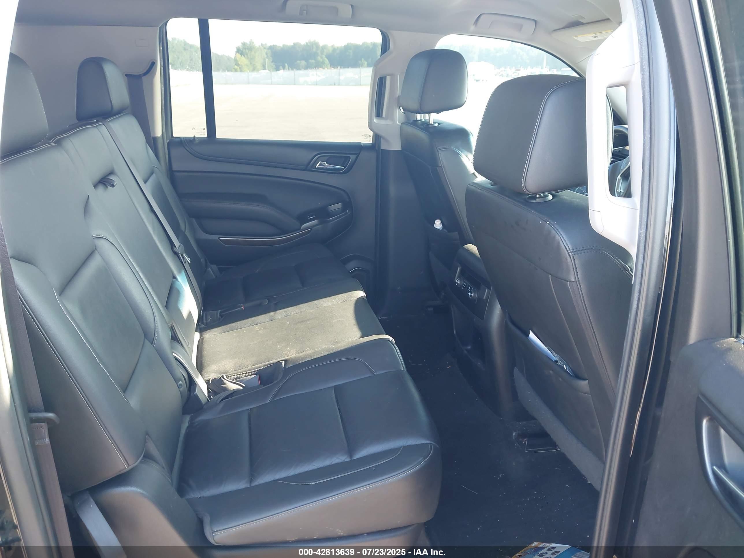 CHEVROLET SUBURBAN image 8