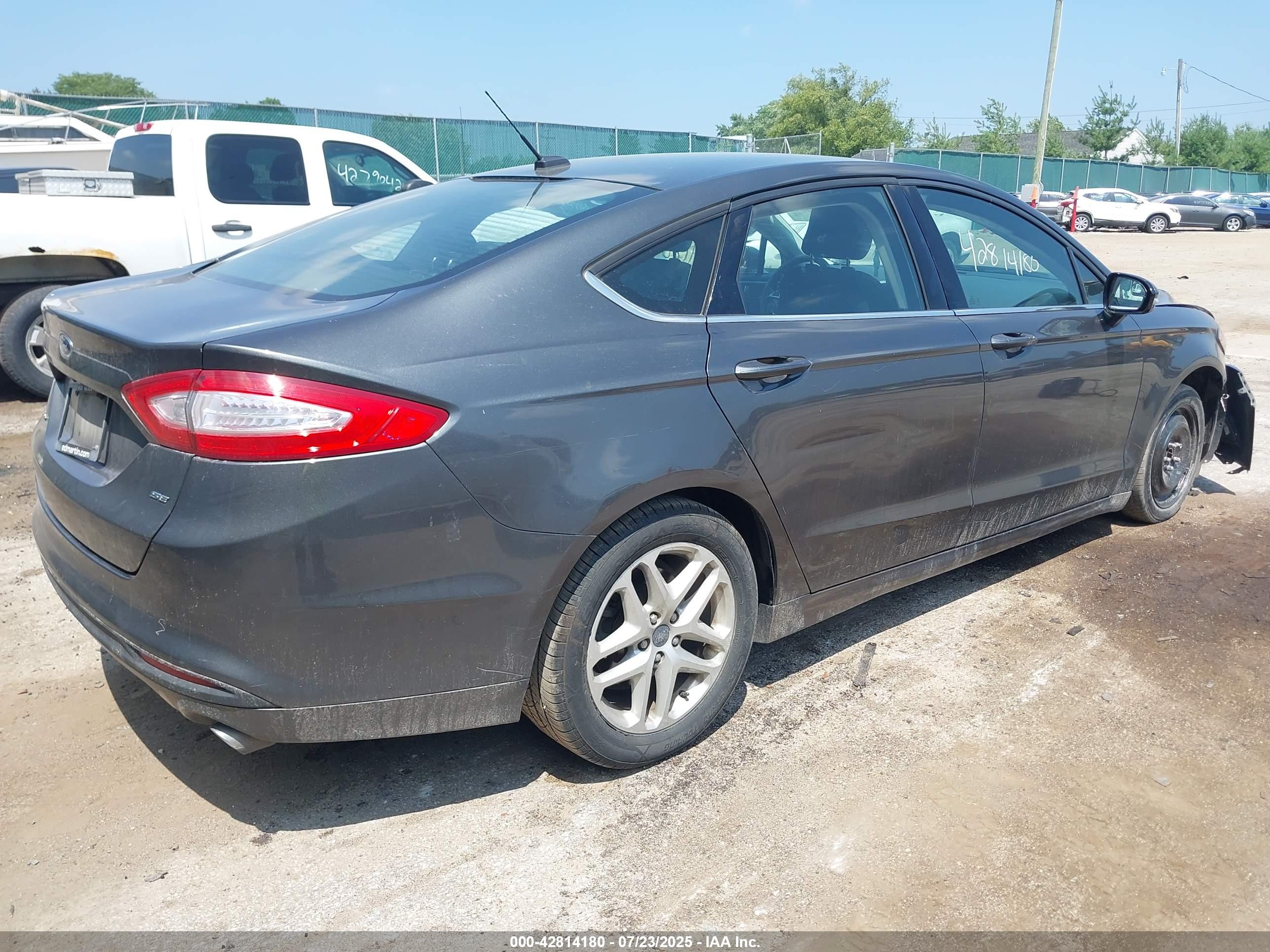 FORD FUSION image 4