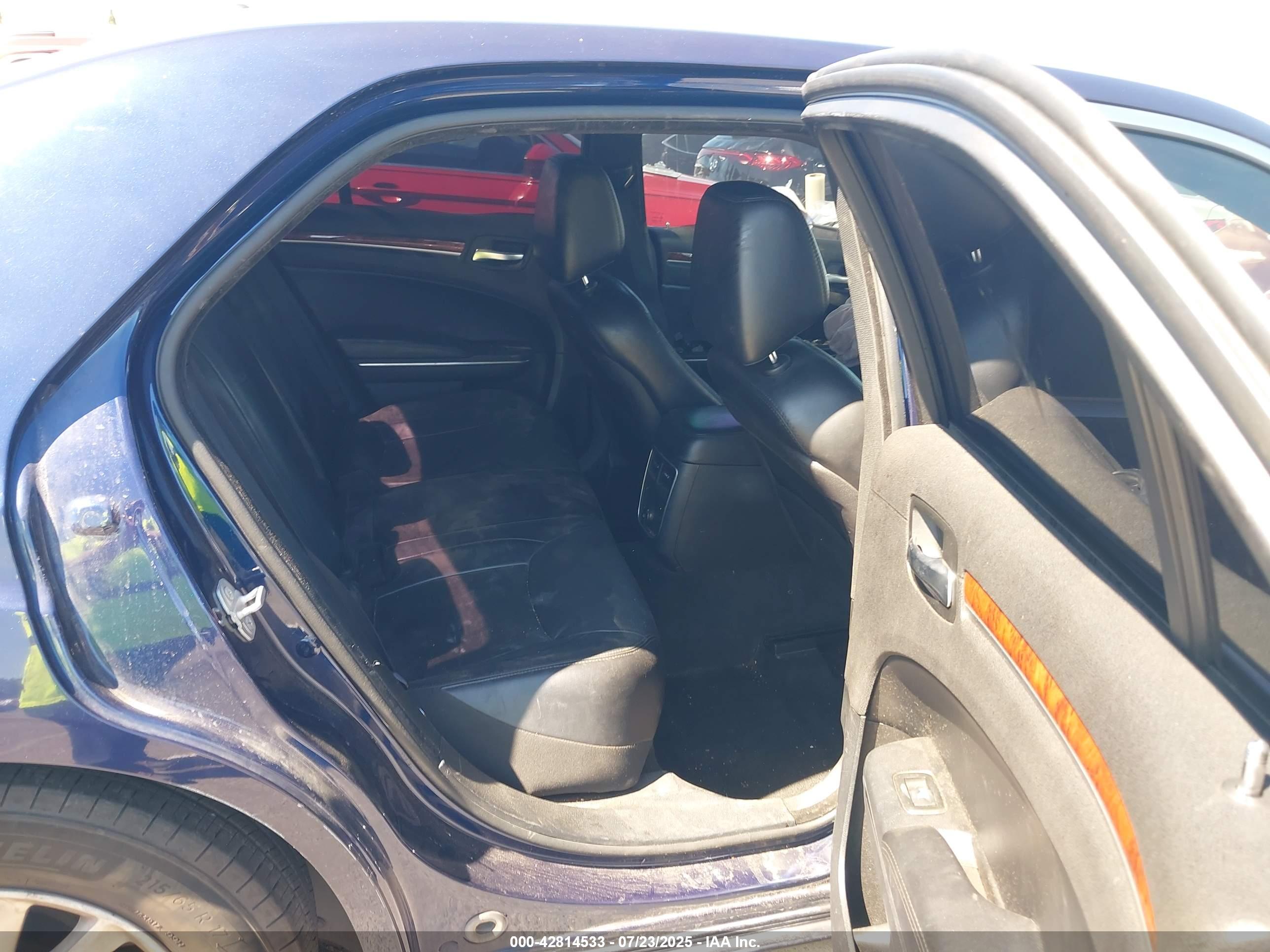 CHRYSLER 300 image 8