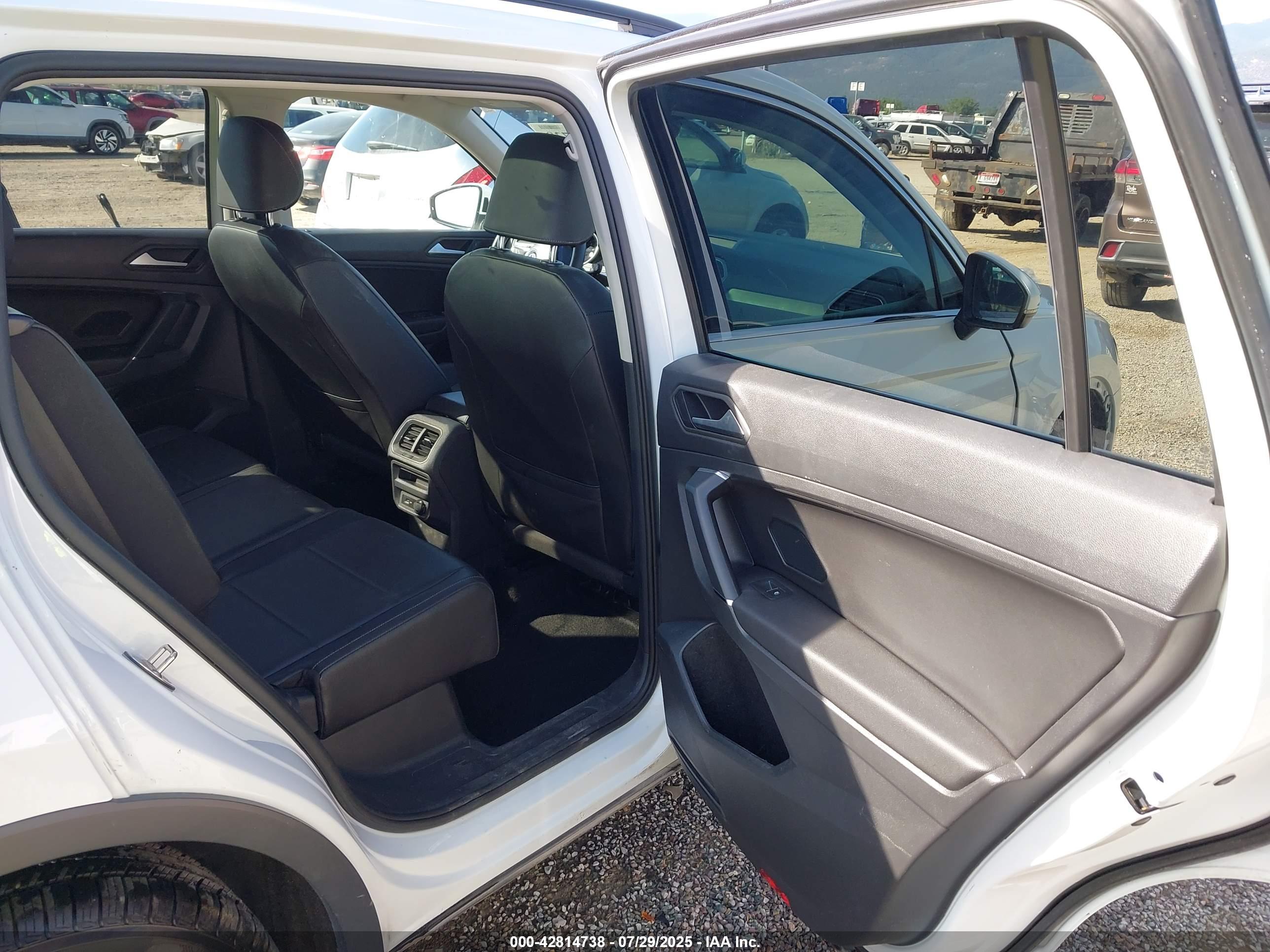 VOLKSWAGEN TIGUAN image 8