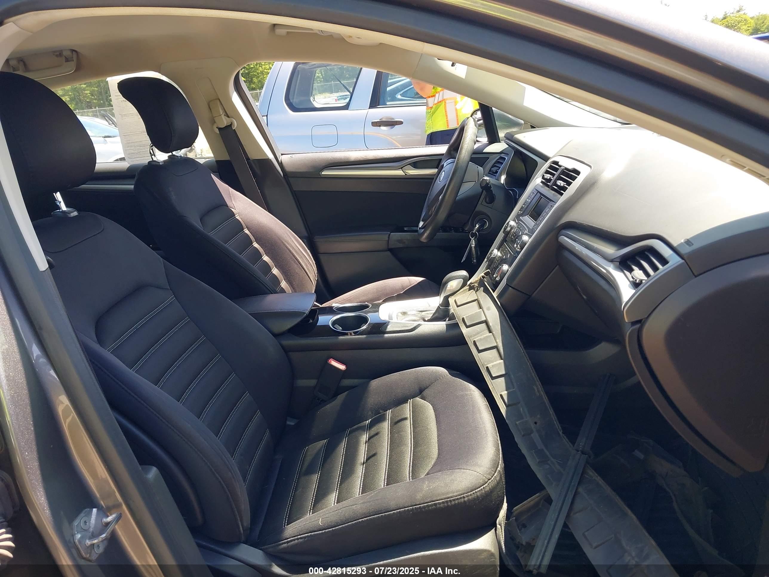 FORD FUSION image 5