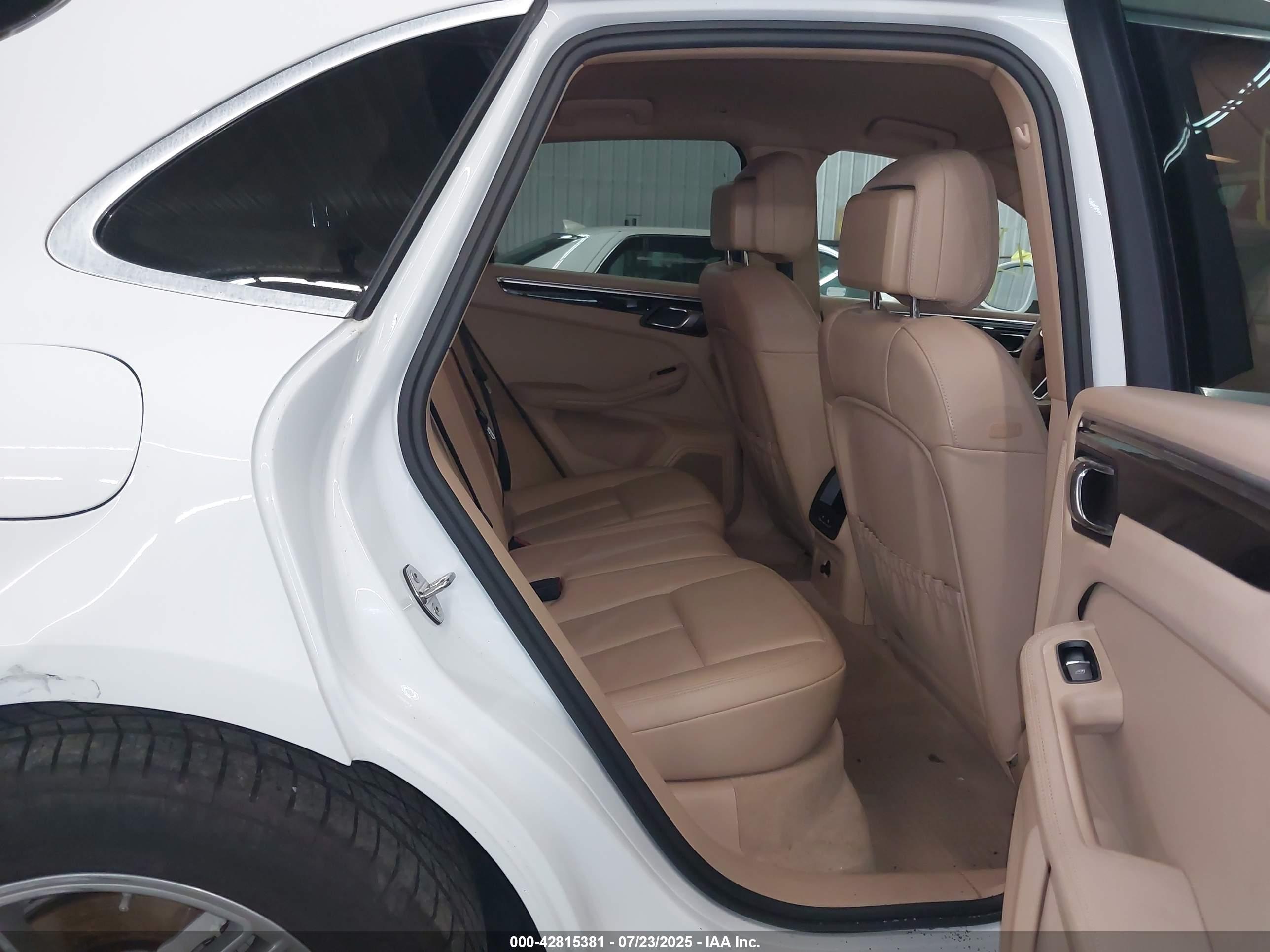 PORSCHE MACAN image 8