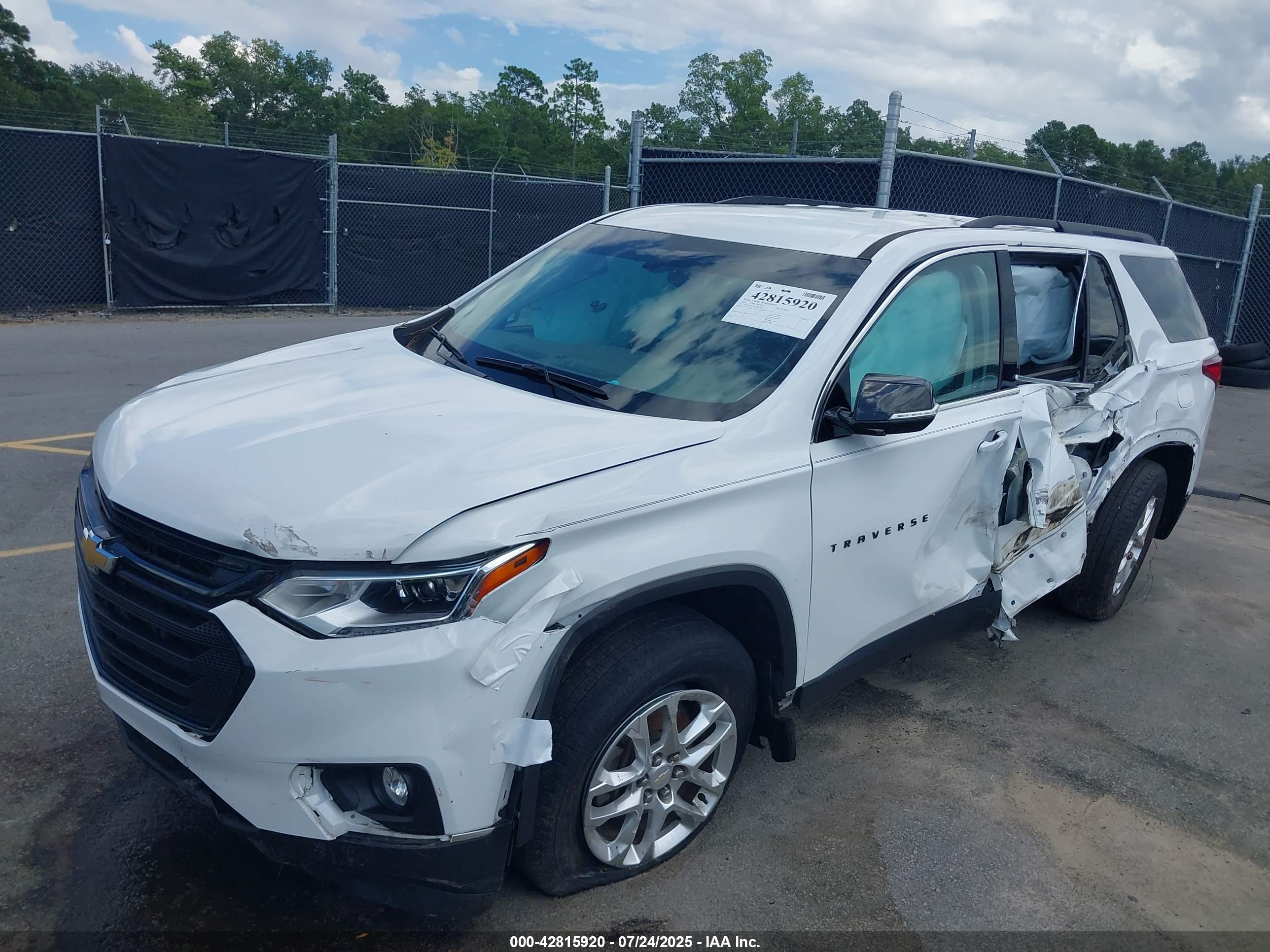 CHEVROLET TRAVERSE image 2