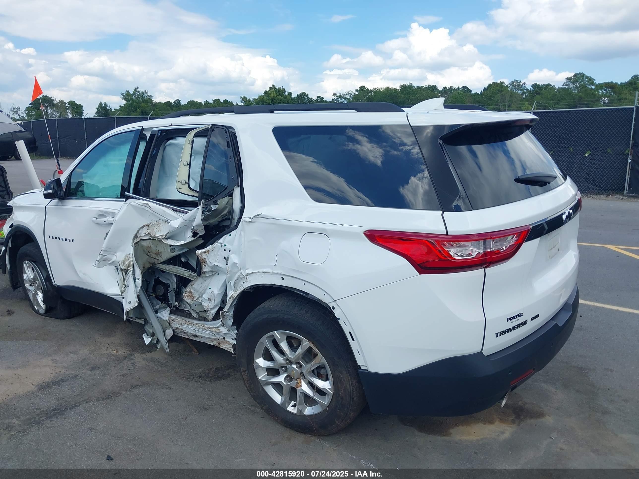 CHEVROLET TRAVERSE image 3