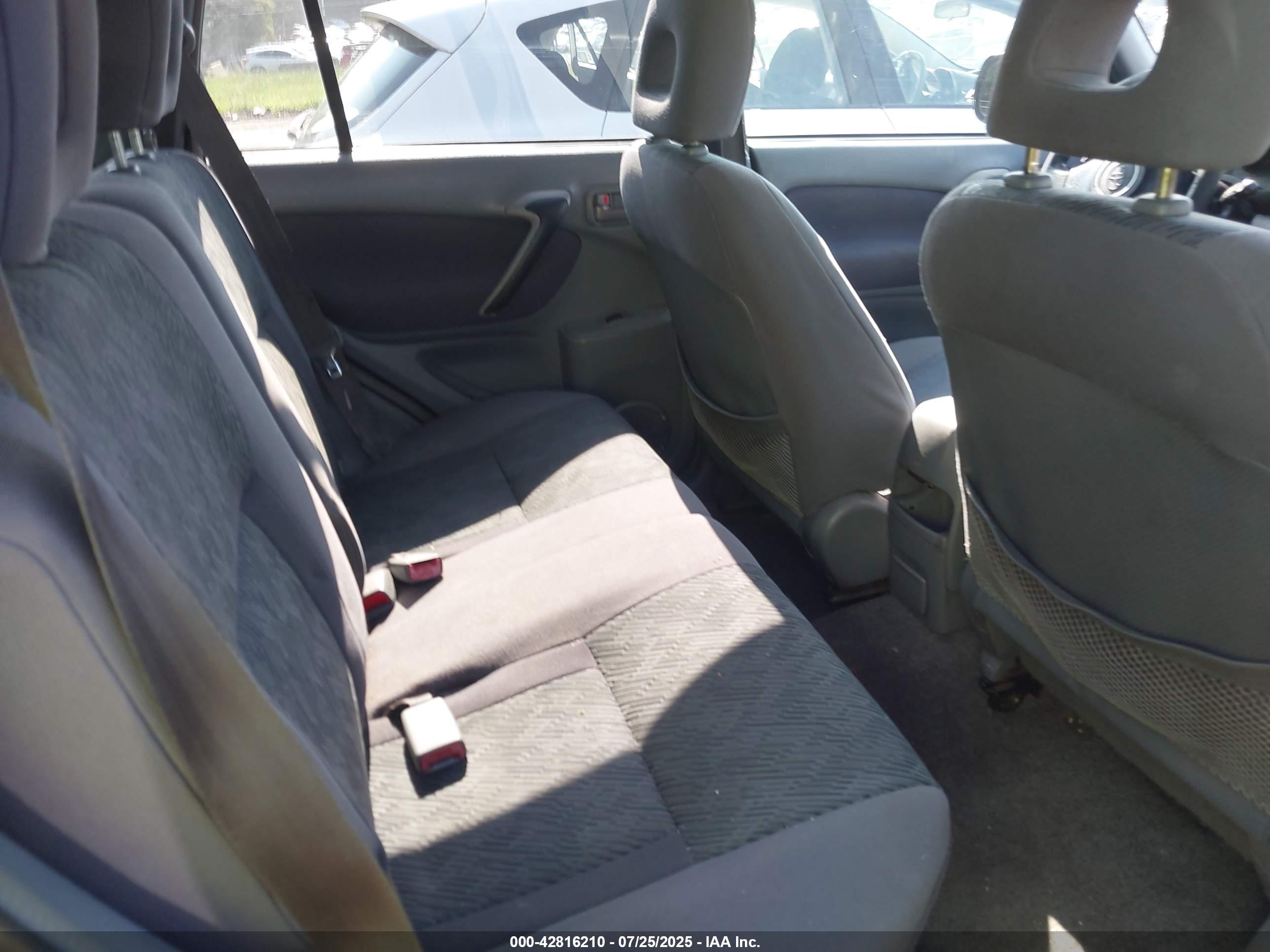 TOYOTA RAV4 image 8