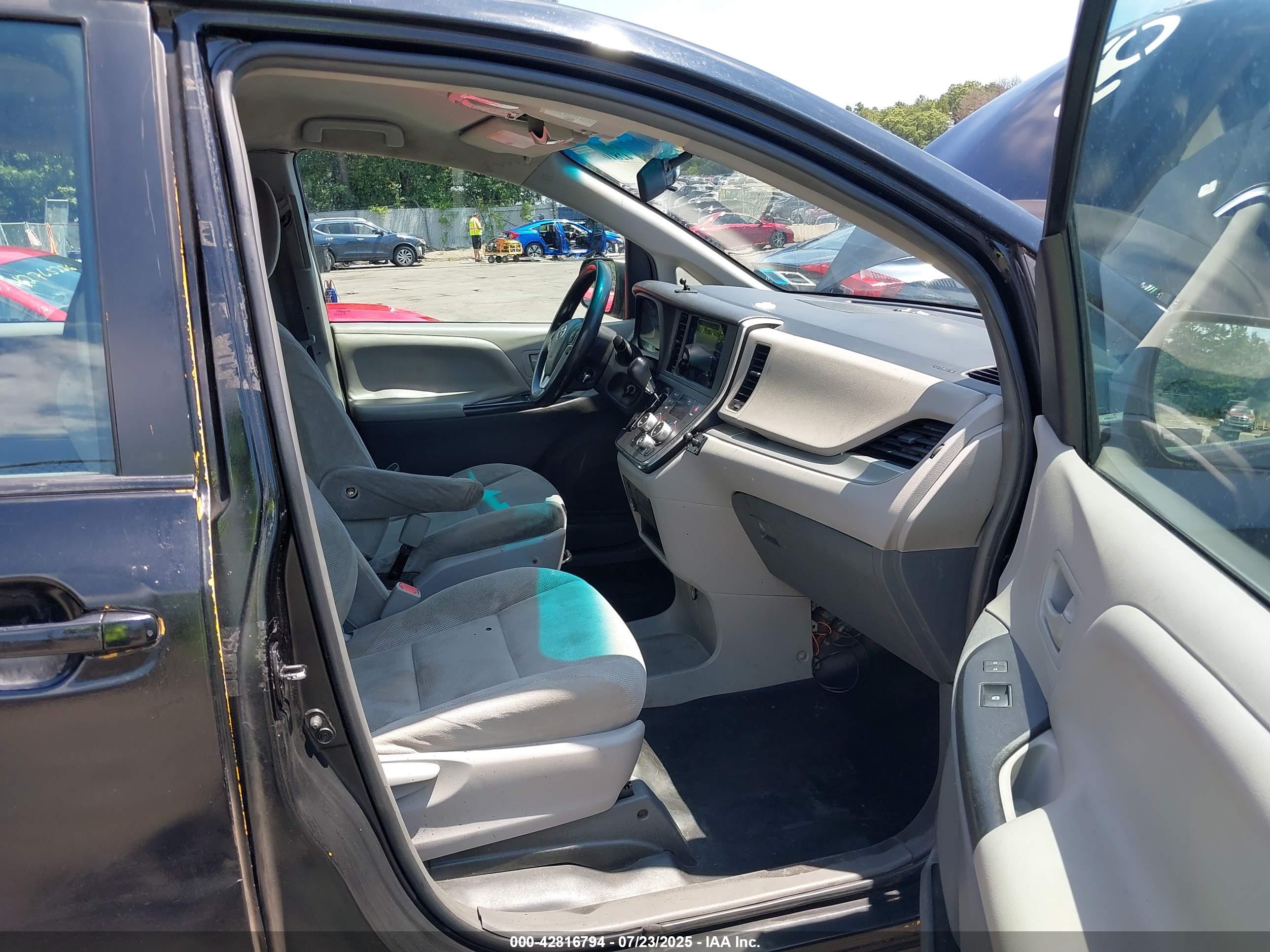 TOYOTA SIENNA image 5