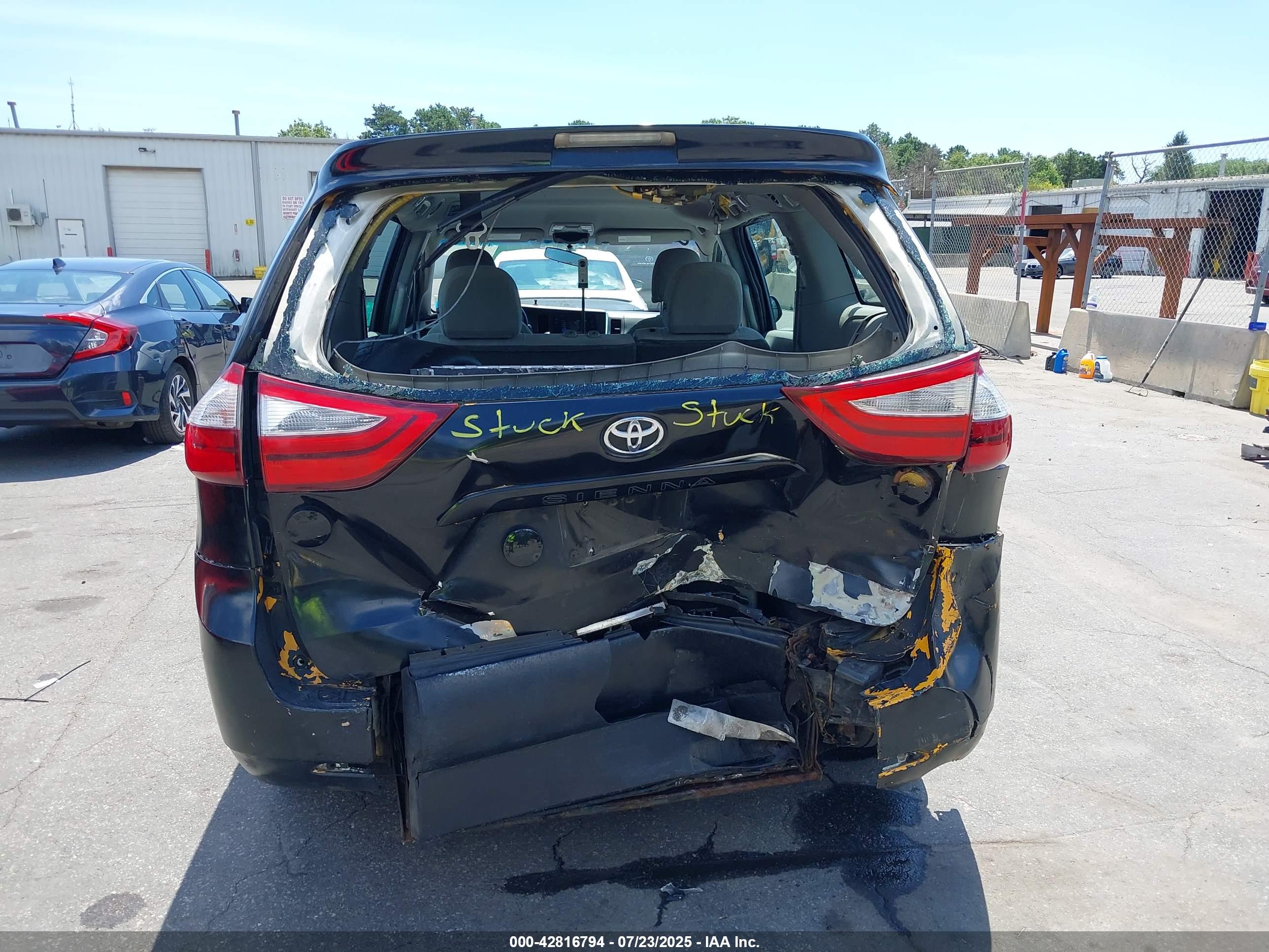 TOYOTA SIENNA image 6