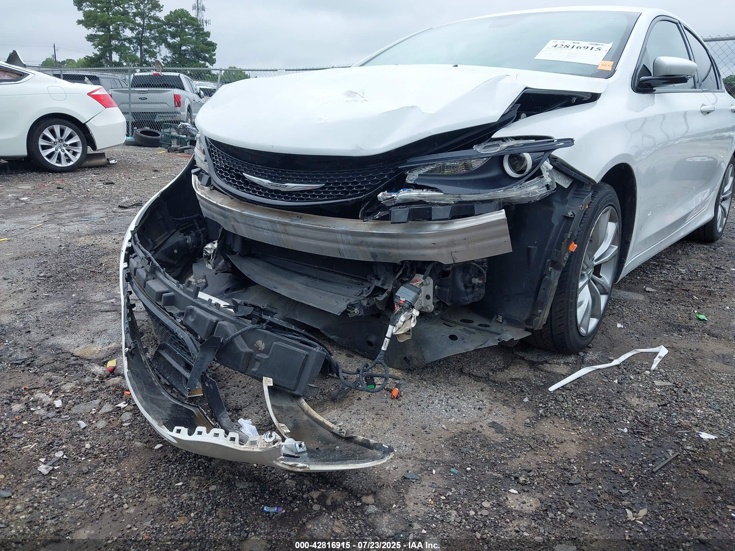 CHRYSLER 200 image 6
