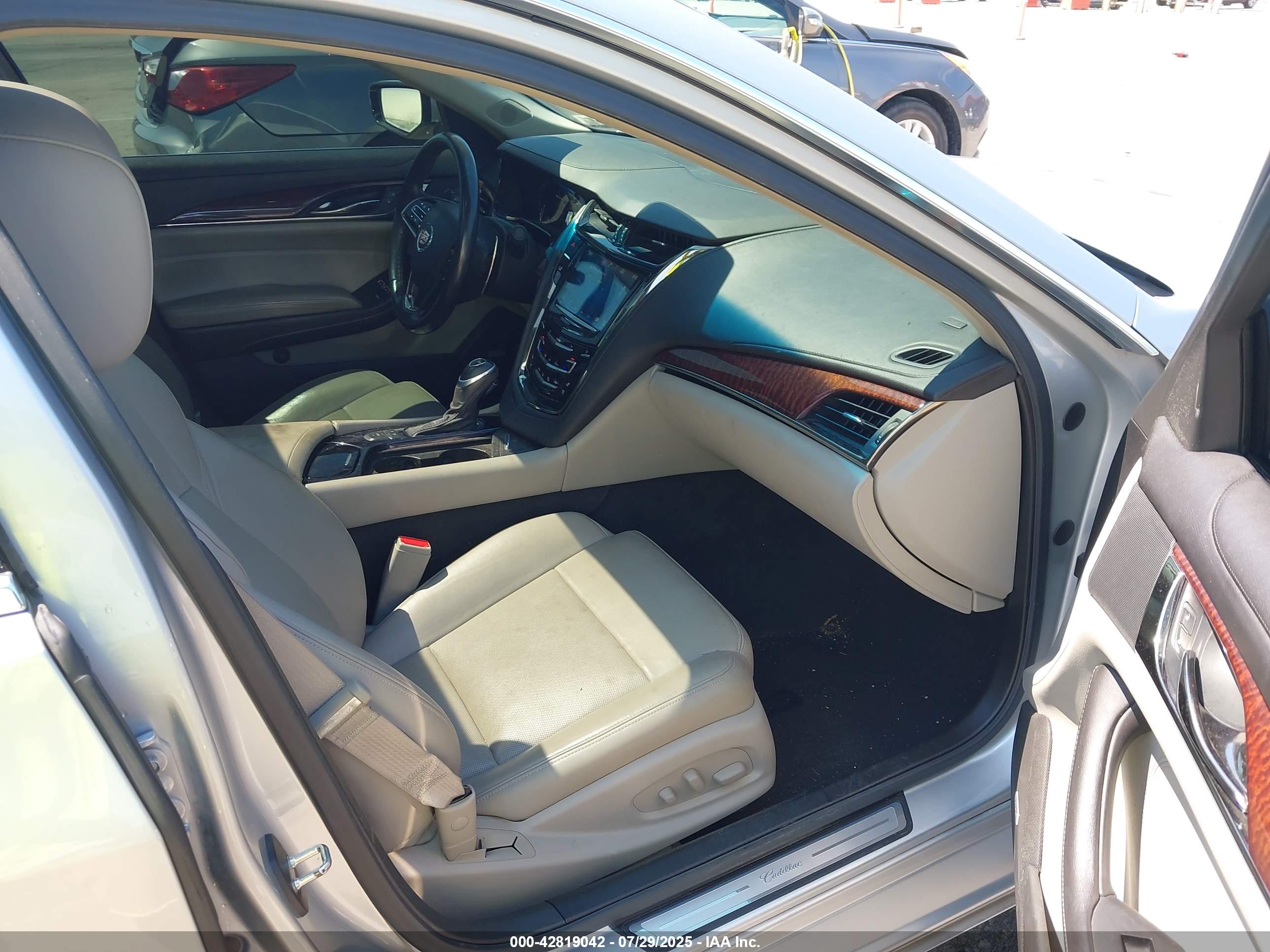CADILLAC CTS image 5
