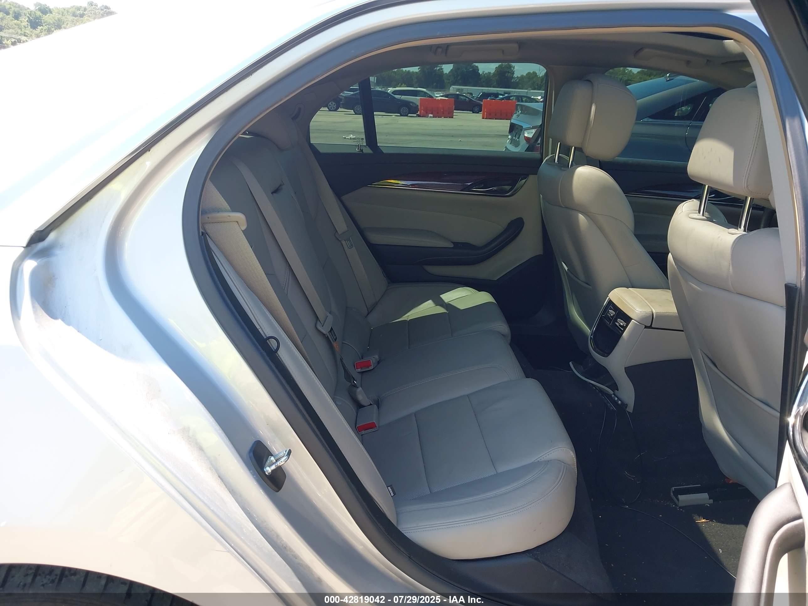 CADILLAC CTS image 8