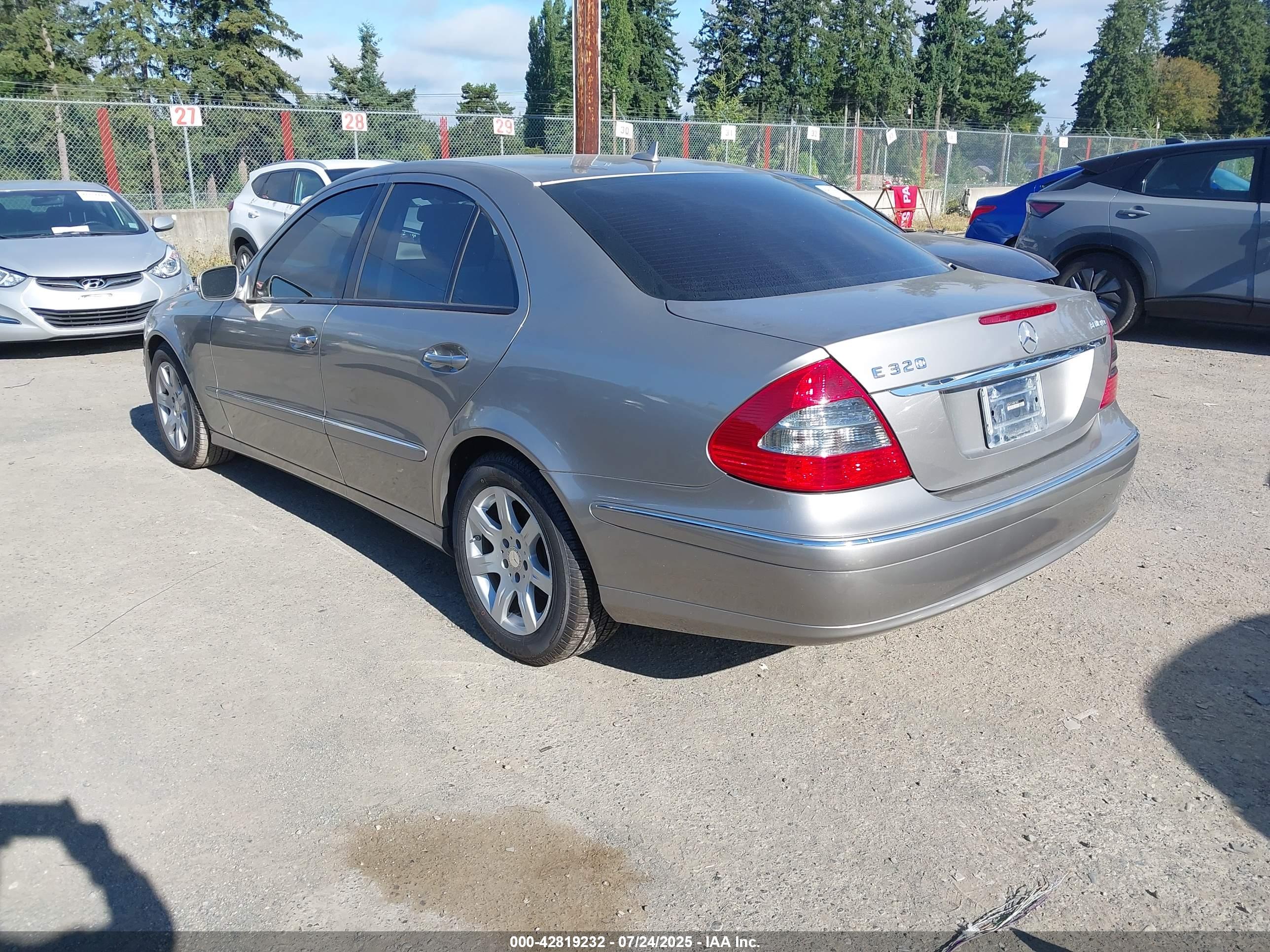 MERCEDES-BENZ E image 3