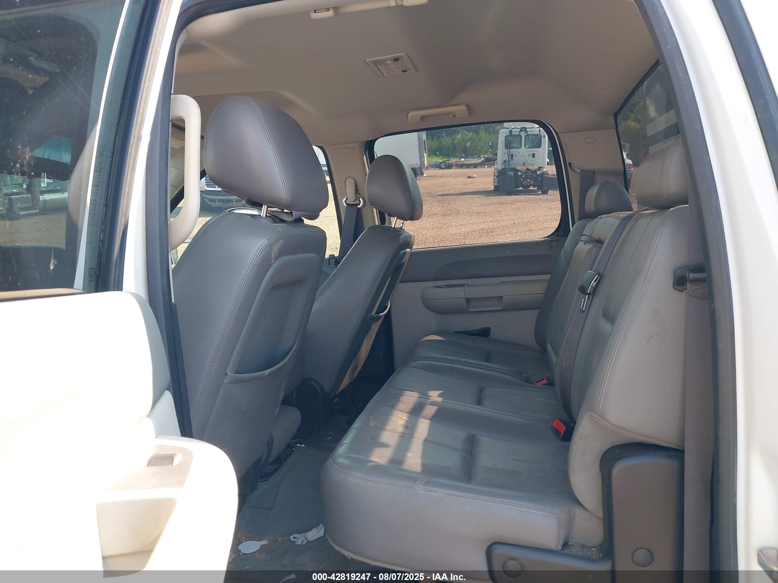 CHEVROLET SILVERADO image 8