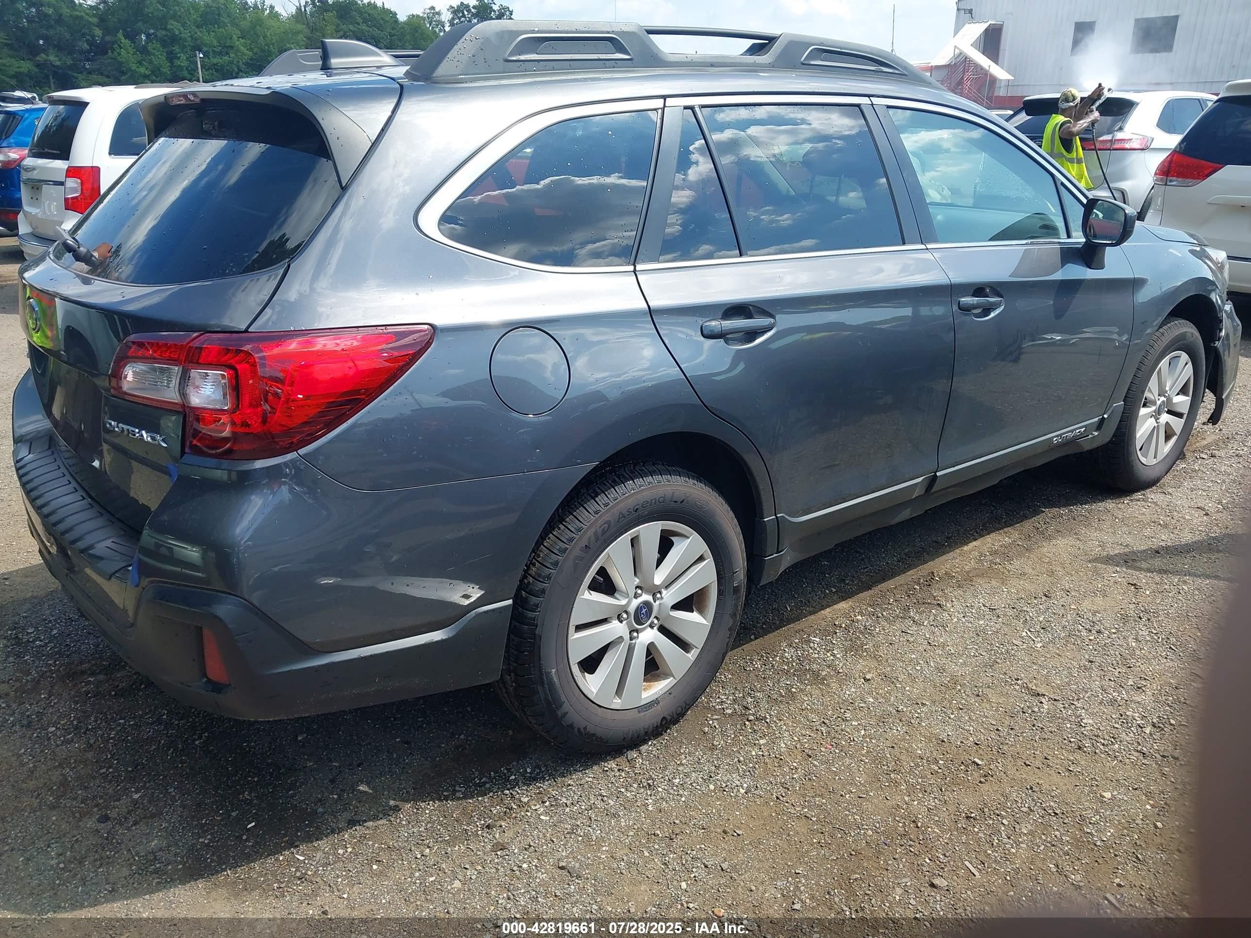SUBARU OUTBACK image 4