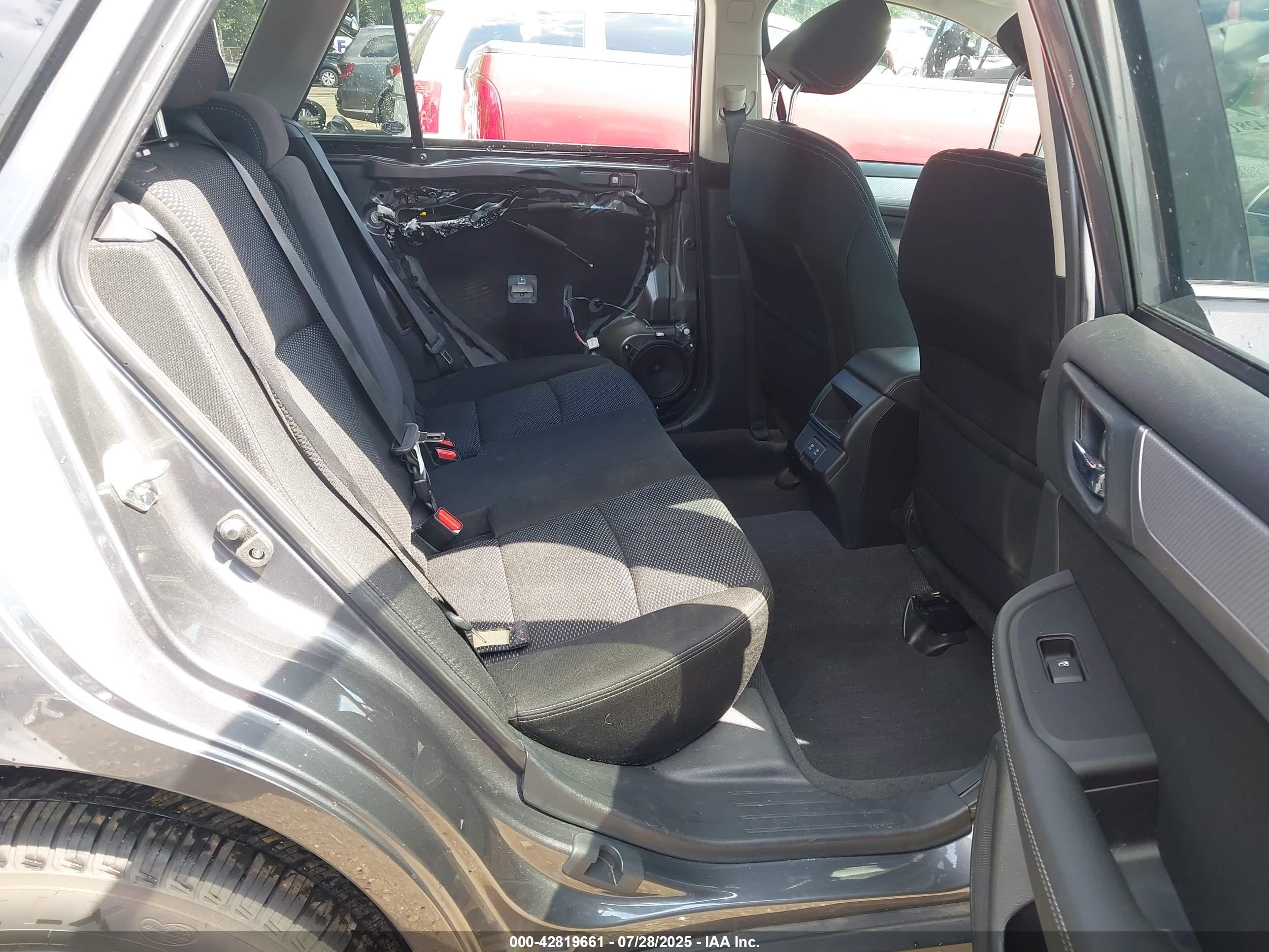 SUBARU OUTBACK image 8