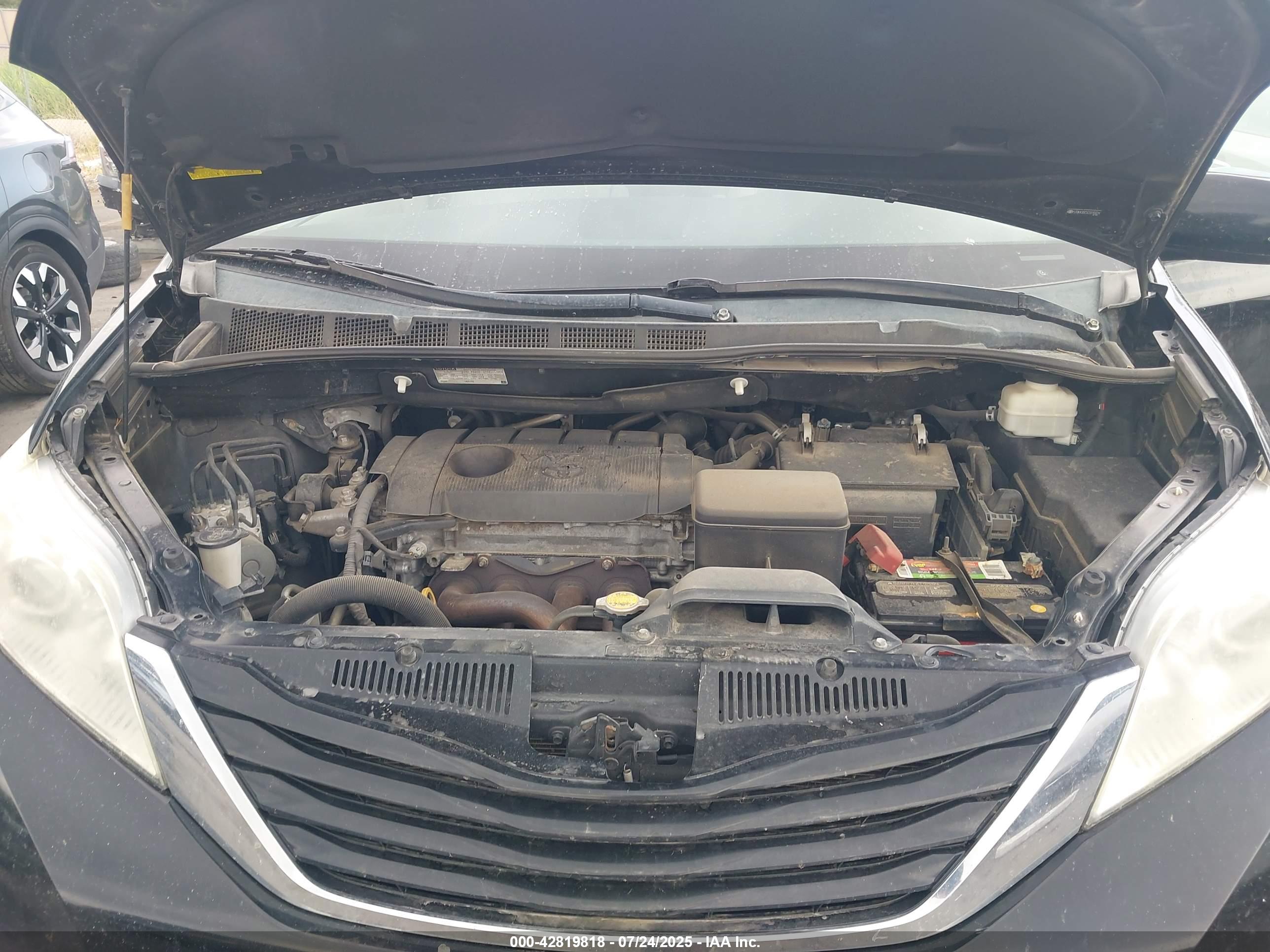TOYOTA SIENNA image 10