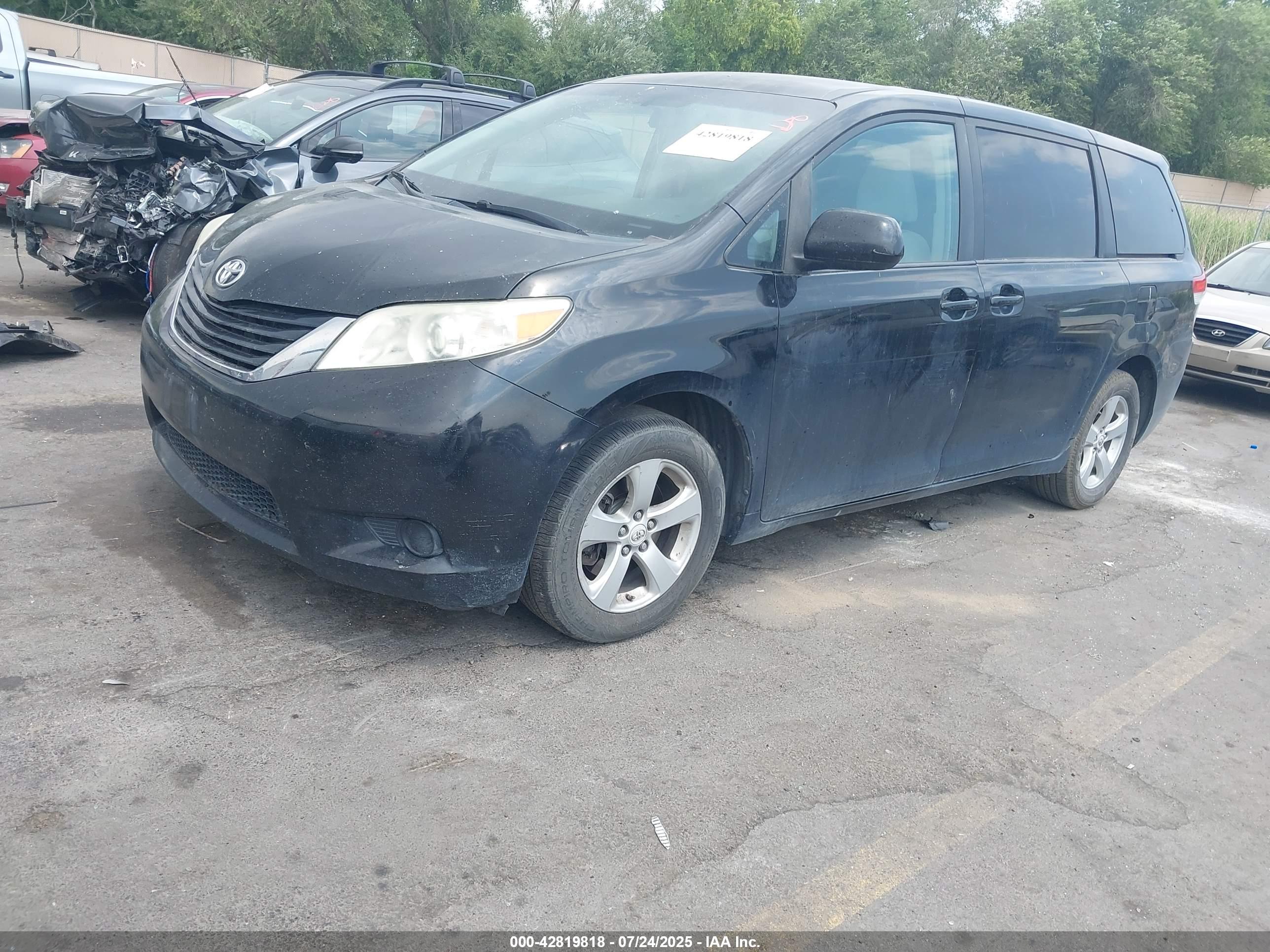 TOYOTA SIENNA image 2