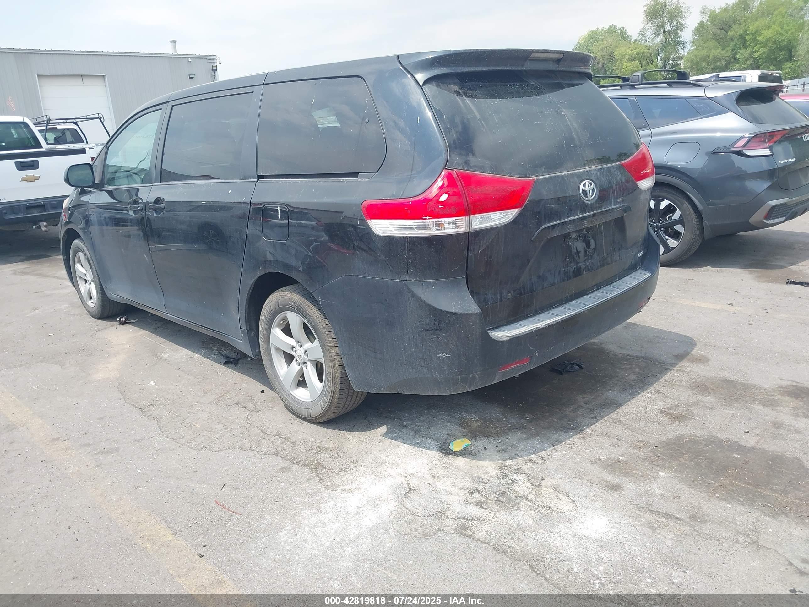 TOYOTA SIENNA image 3