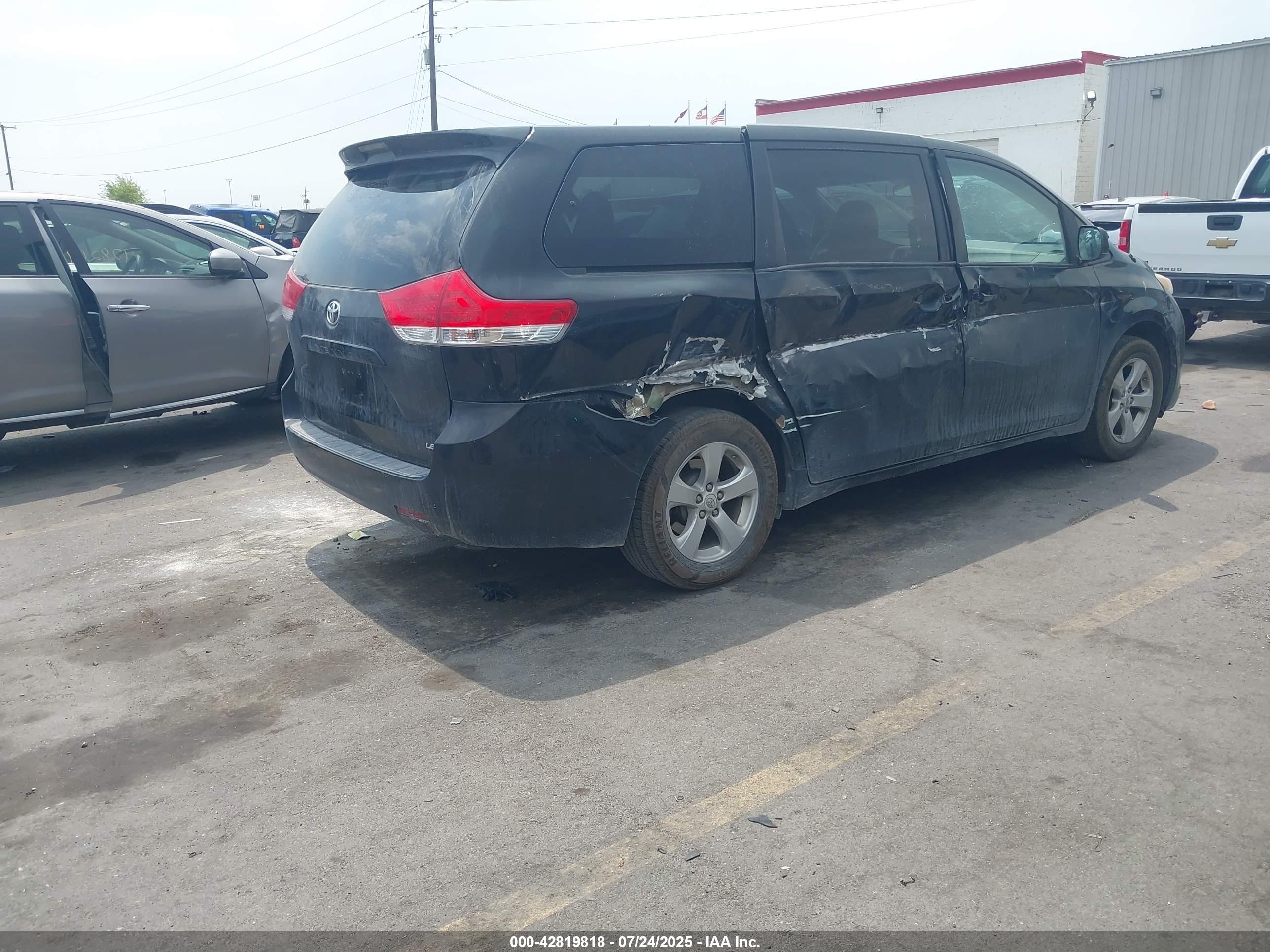 TOYOTA SIENNA image 4
