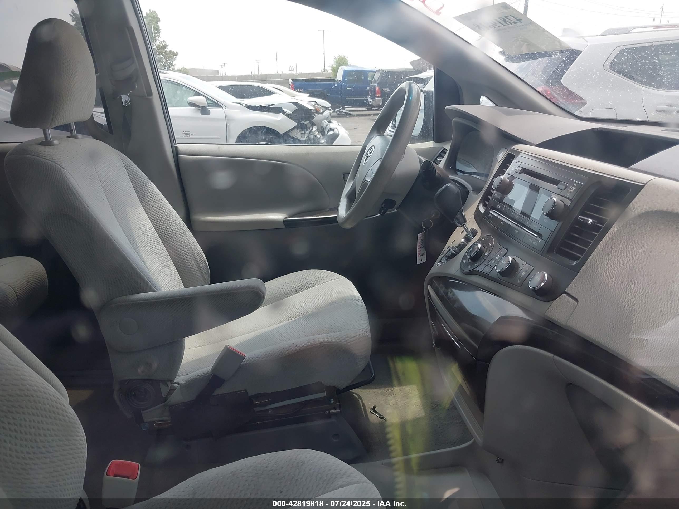 TOYOTA SIENNA image 5