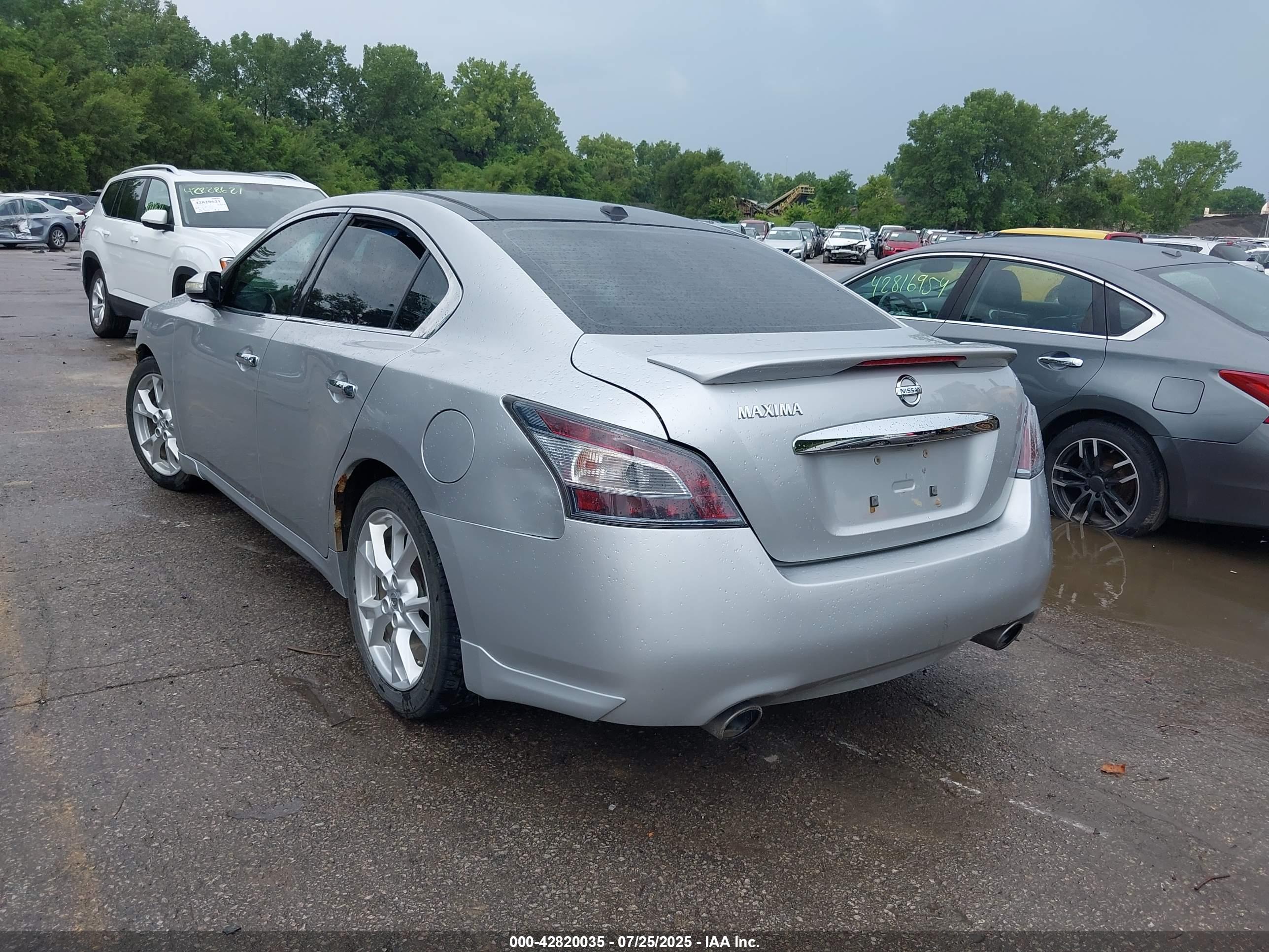 NISSAN MAXIMA image 3