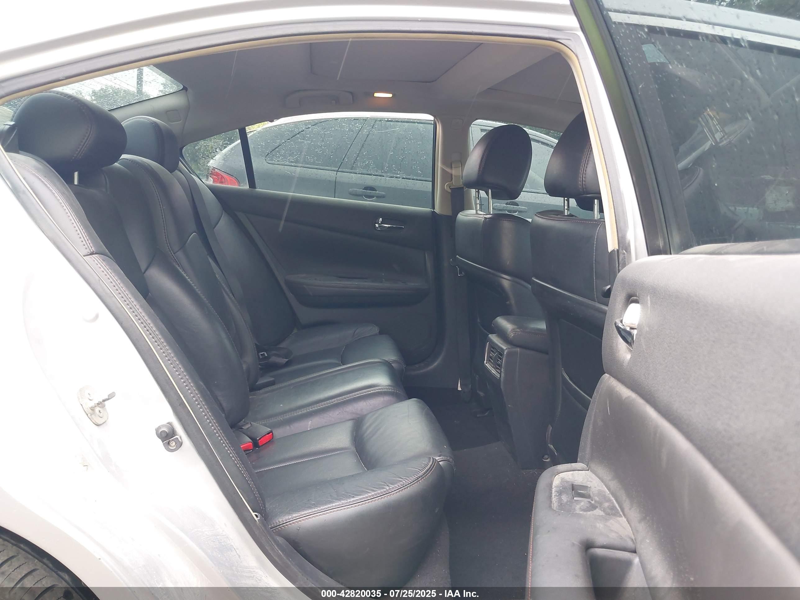 NISSAN MAXIMA image 8