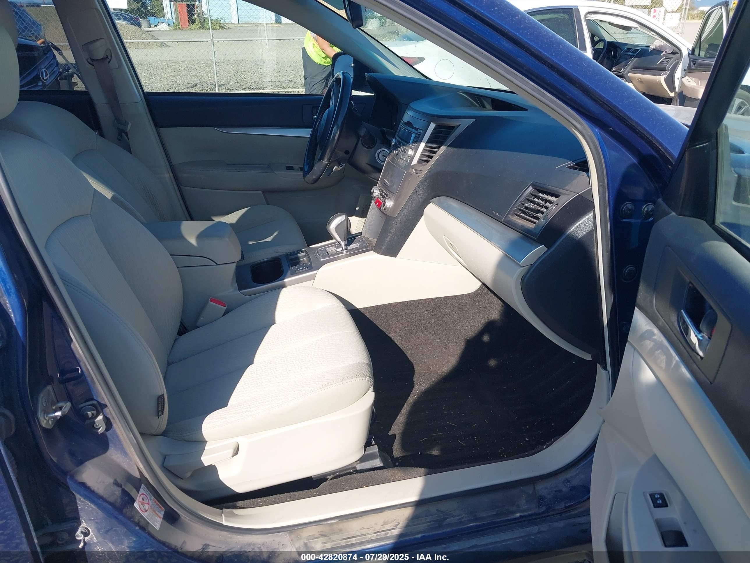 SUBARU OUTBACK image 5