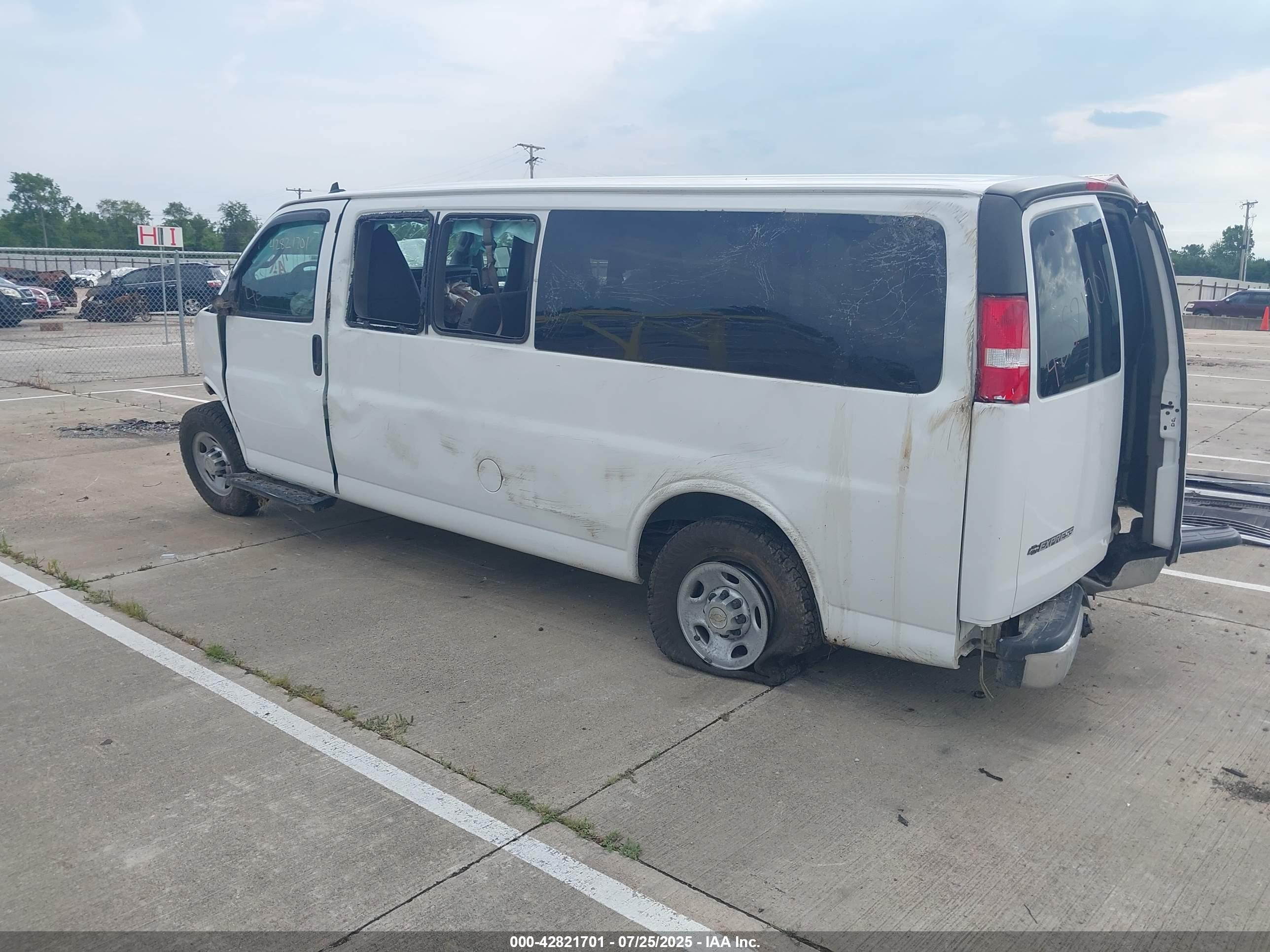 CHEVROLET EXPRESS image 3