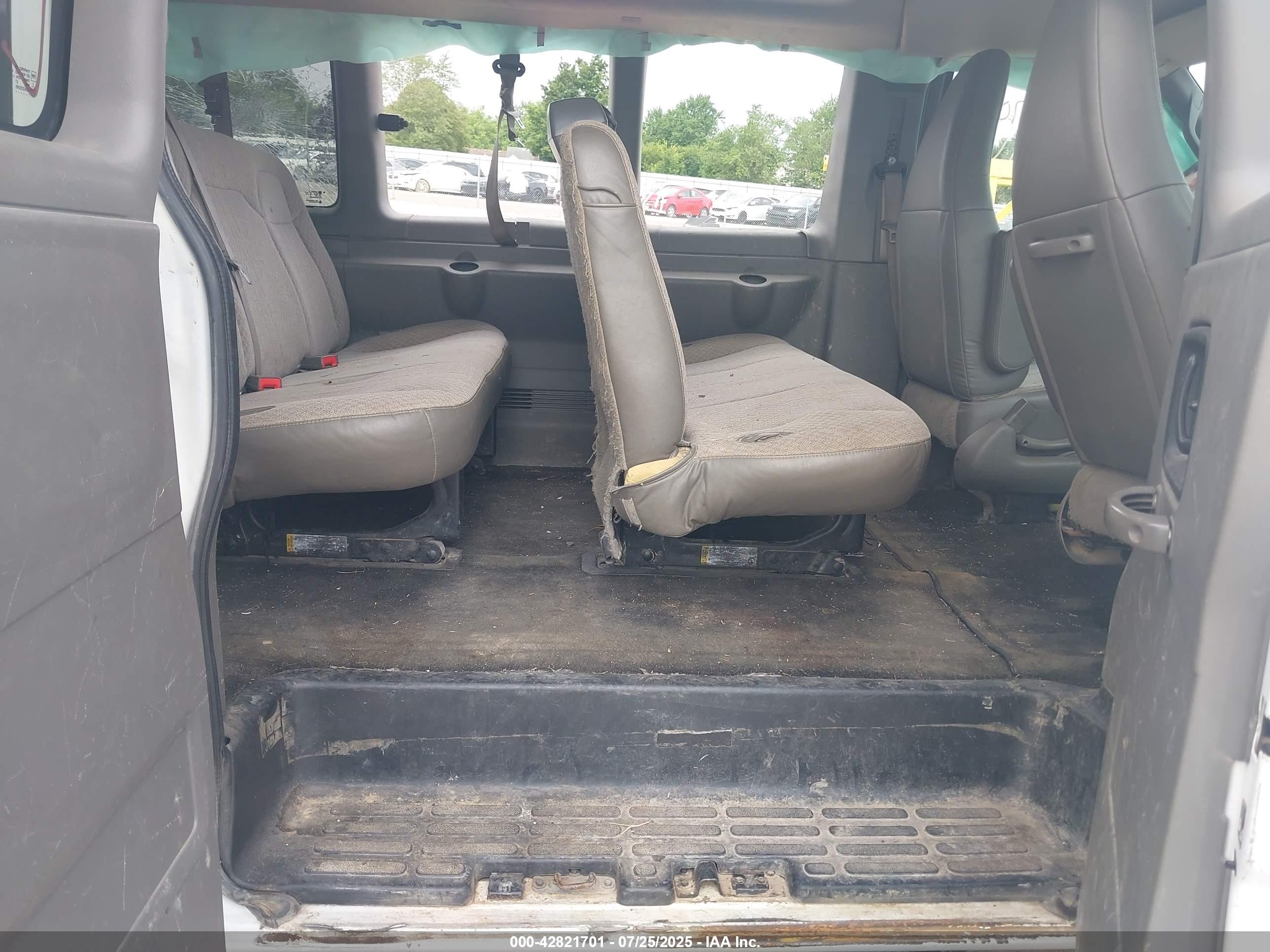 CHEVROLET EXPRESS image 8