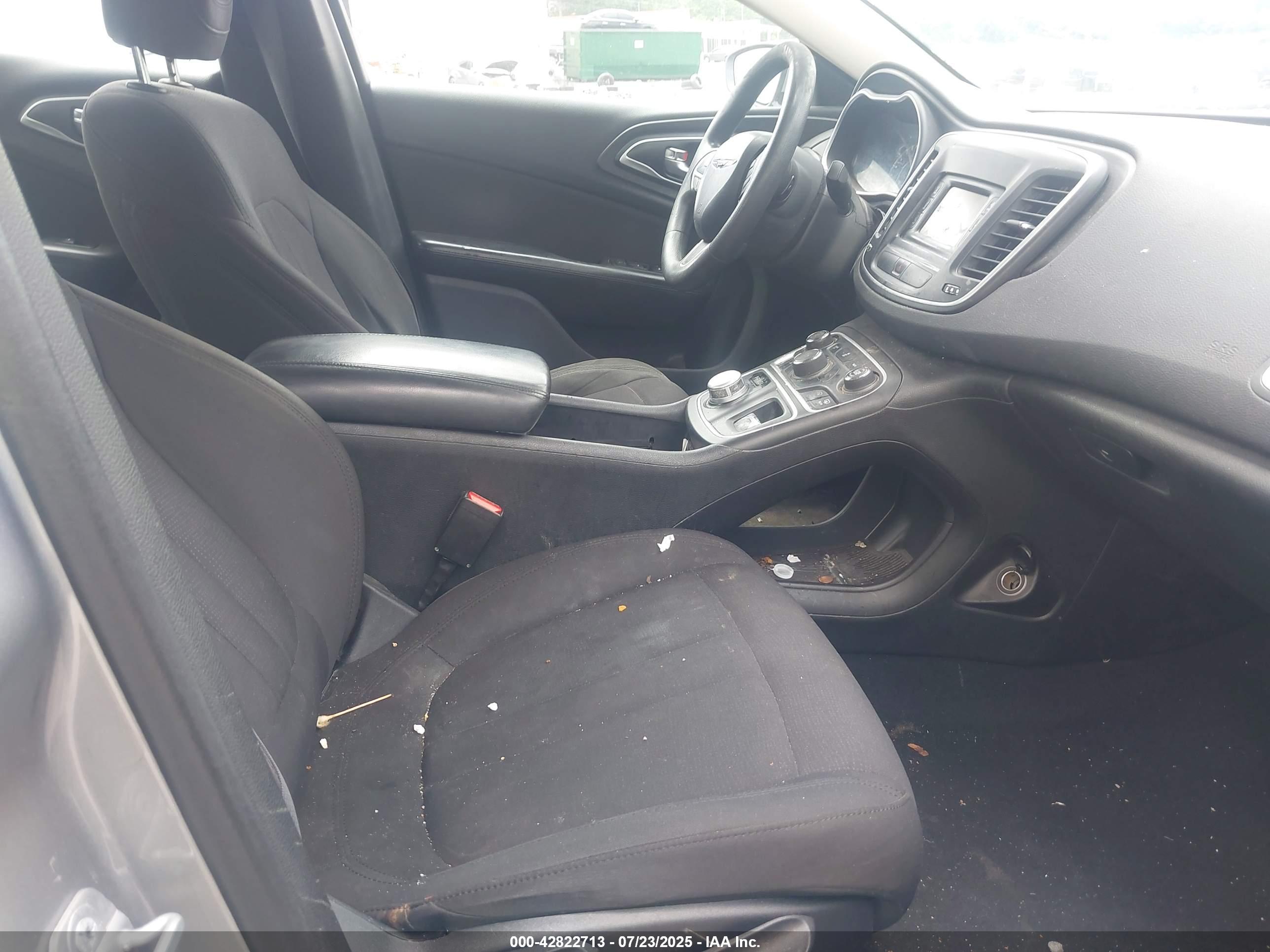 CHRYSLER 200 image 5