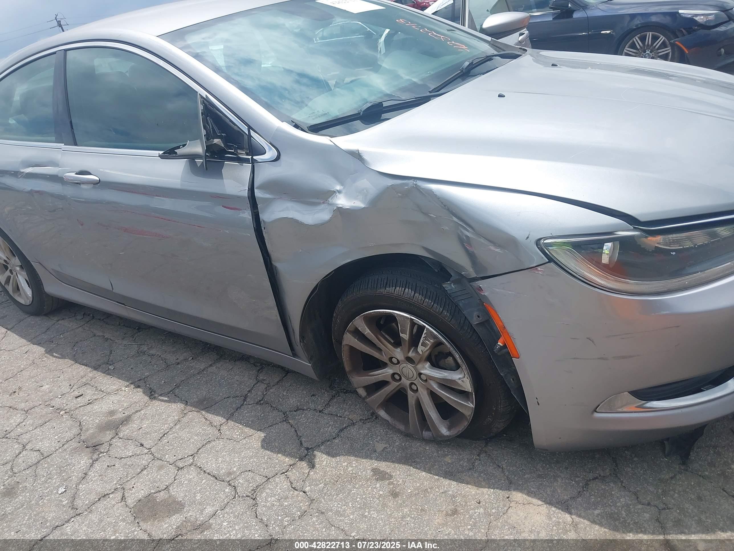 CHRYSLER 200 image 6