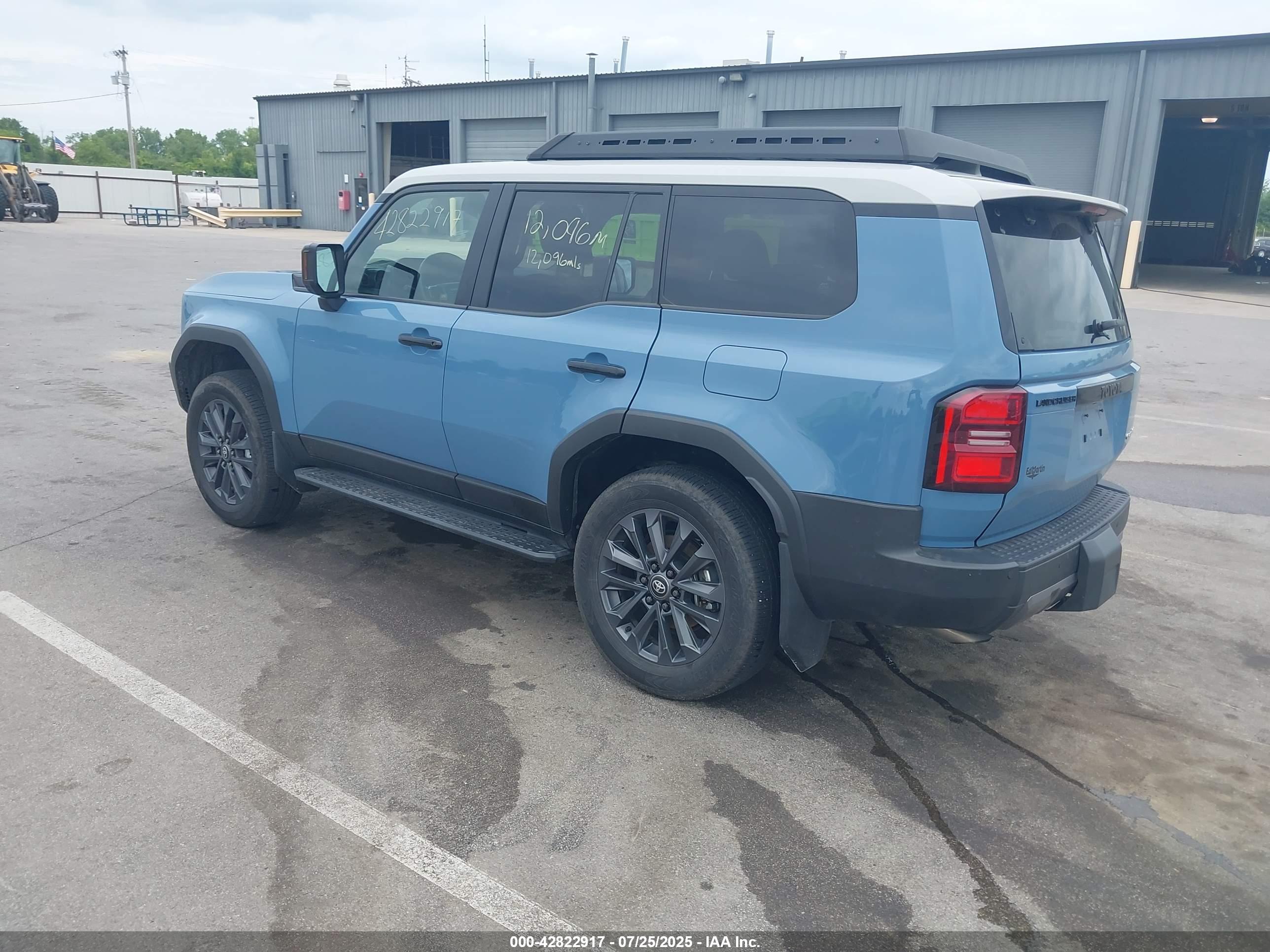 TOYOTA LAND image 3