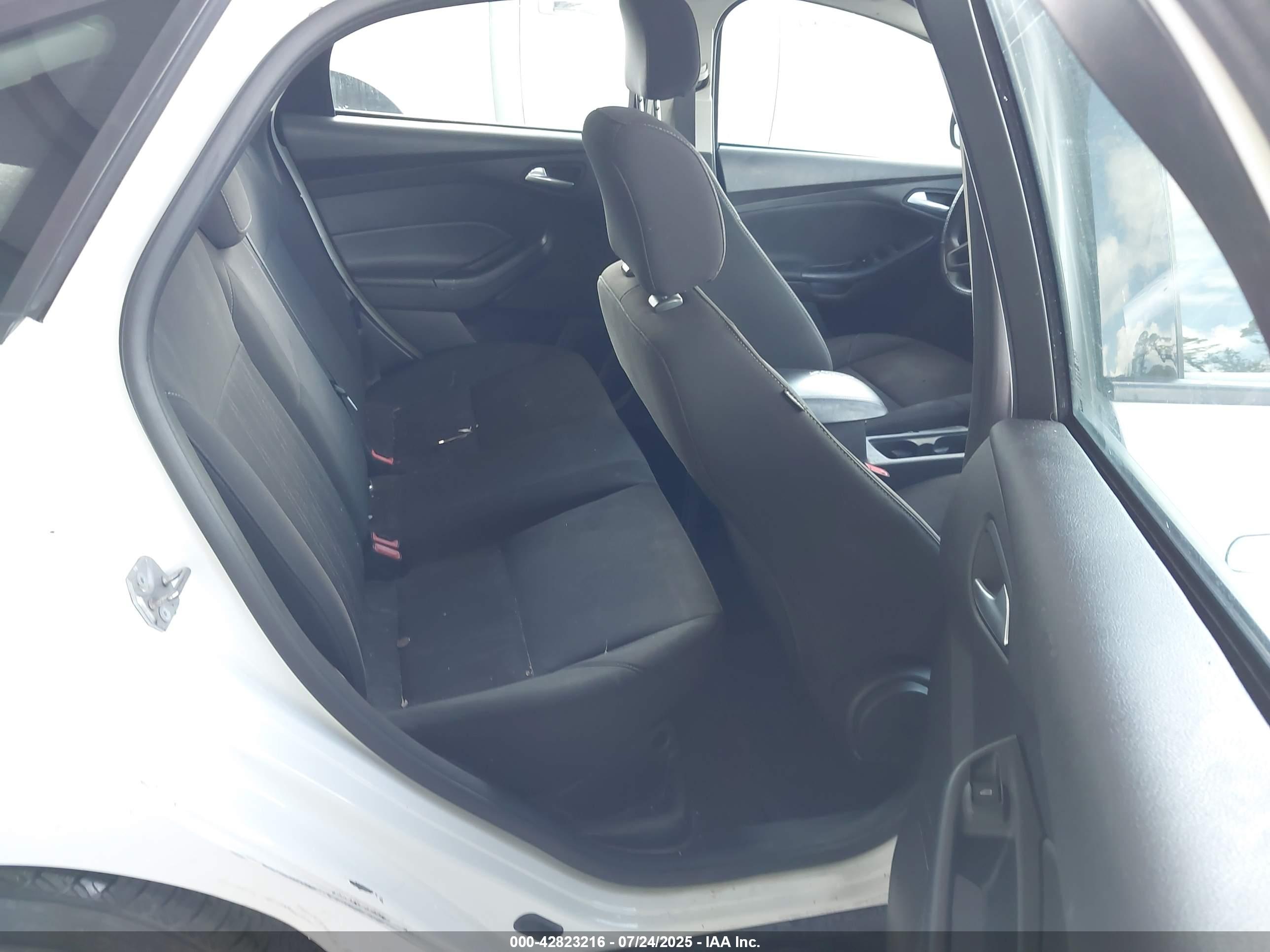 FORD FOCUS image 8