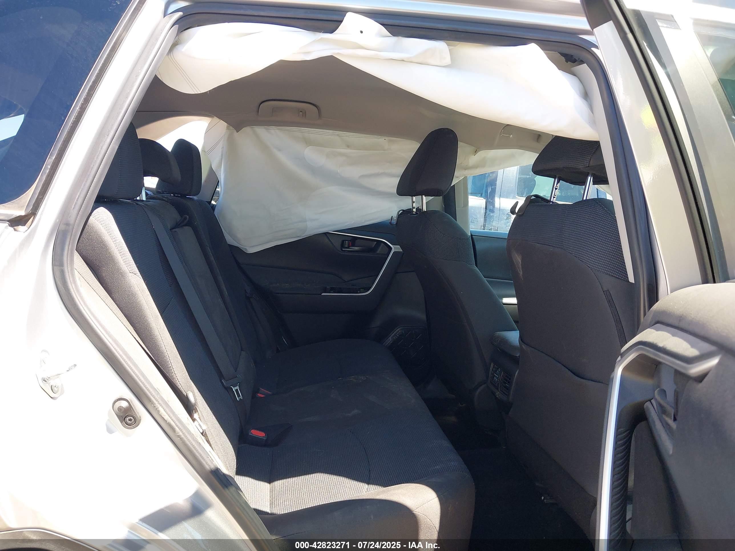 TOYOTA RAV4 image 8
