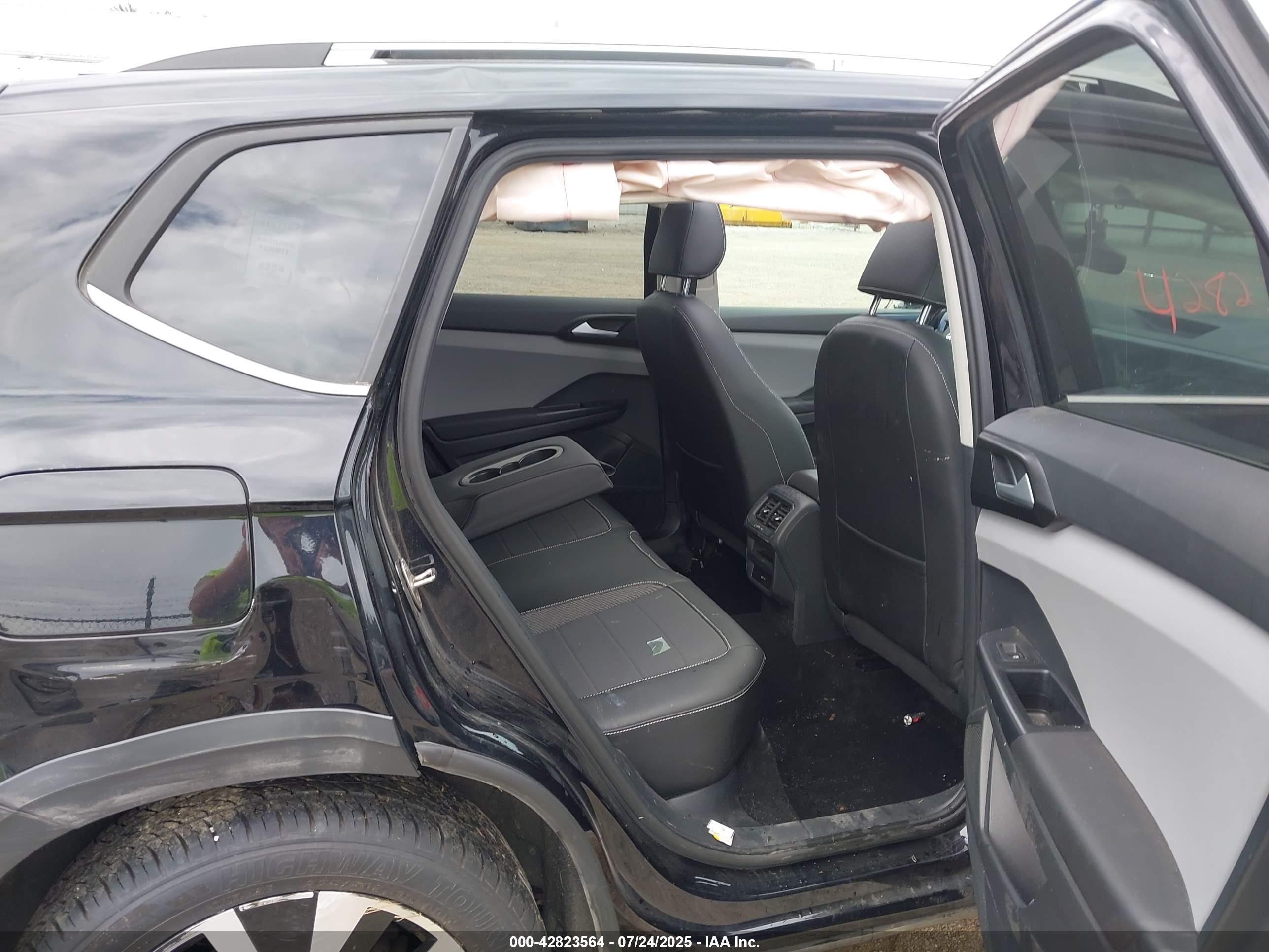 VOLKSWAGEN TAOS image 8