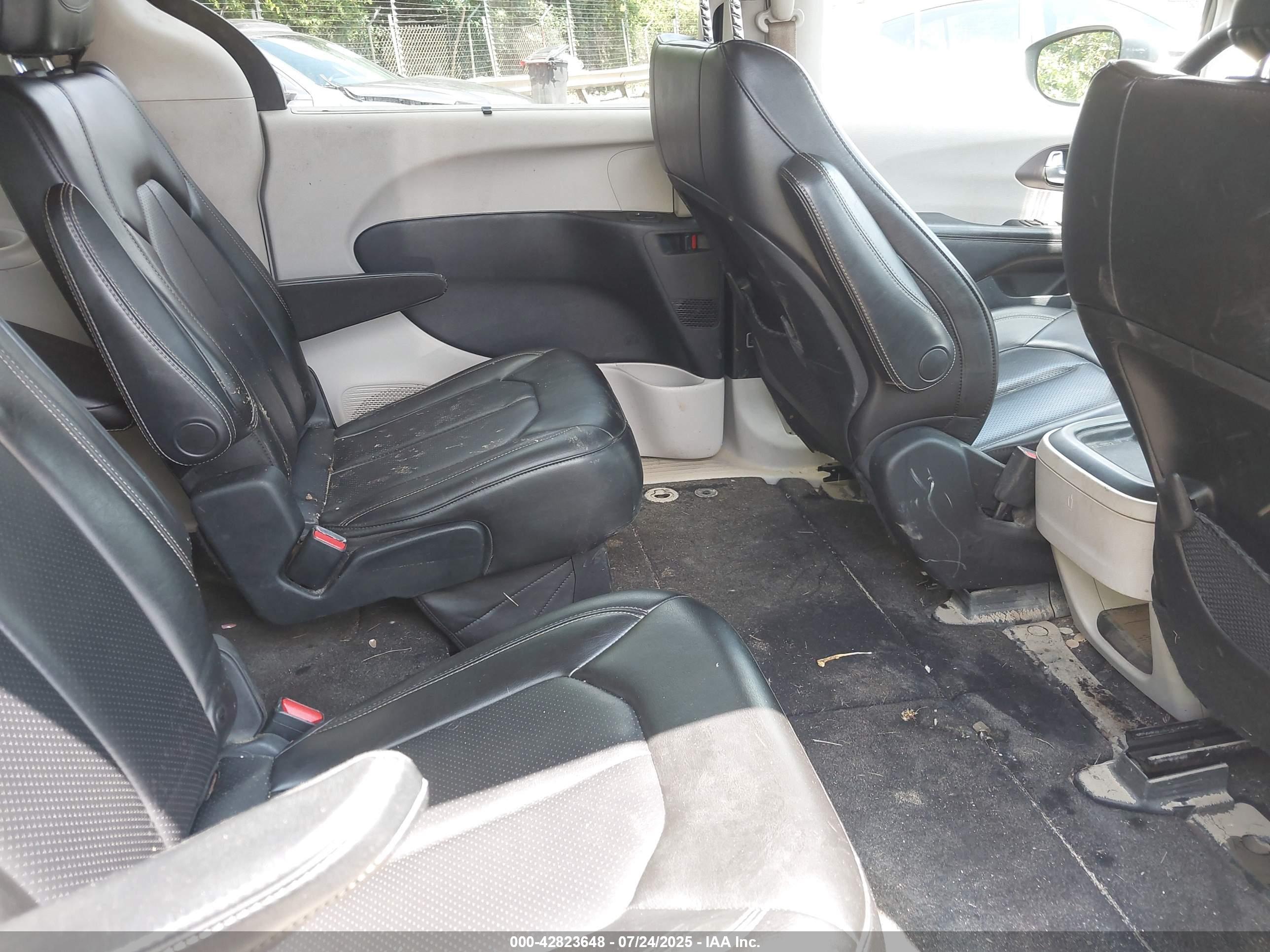 CHRYSLER VOYAGER image 8