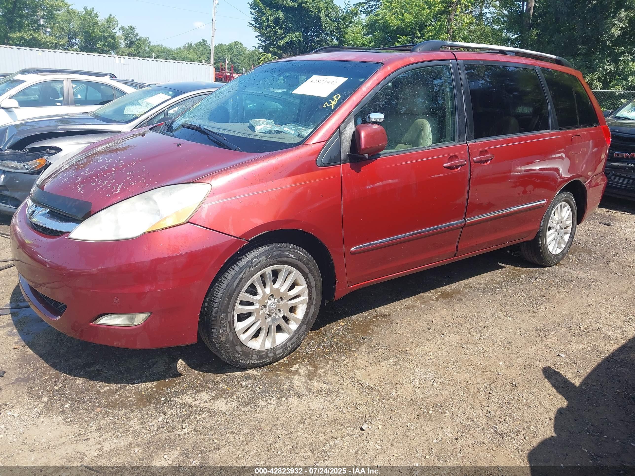 TOYOTA SIENNA image 2