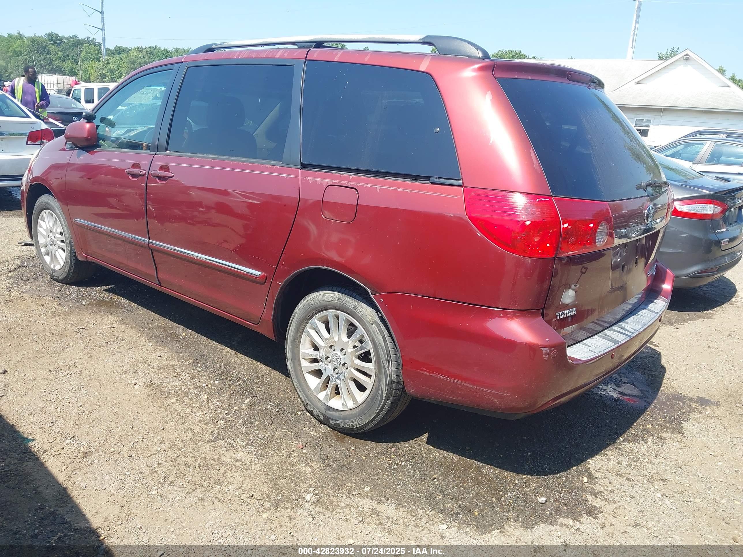 TOYOTA SIENNA image 3