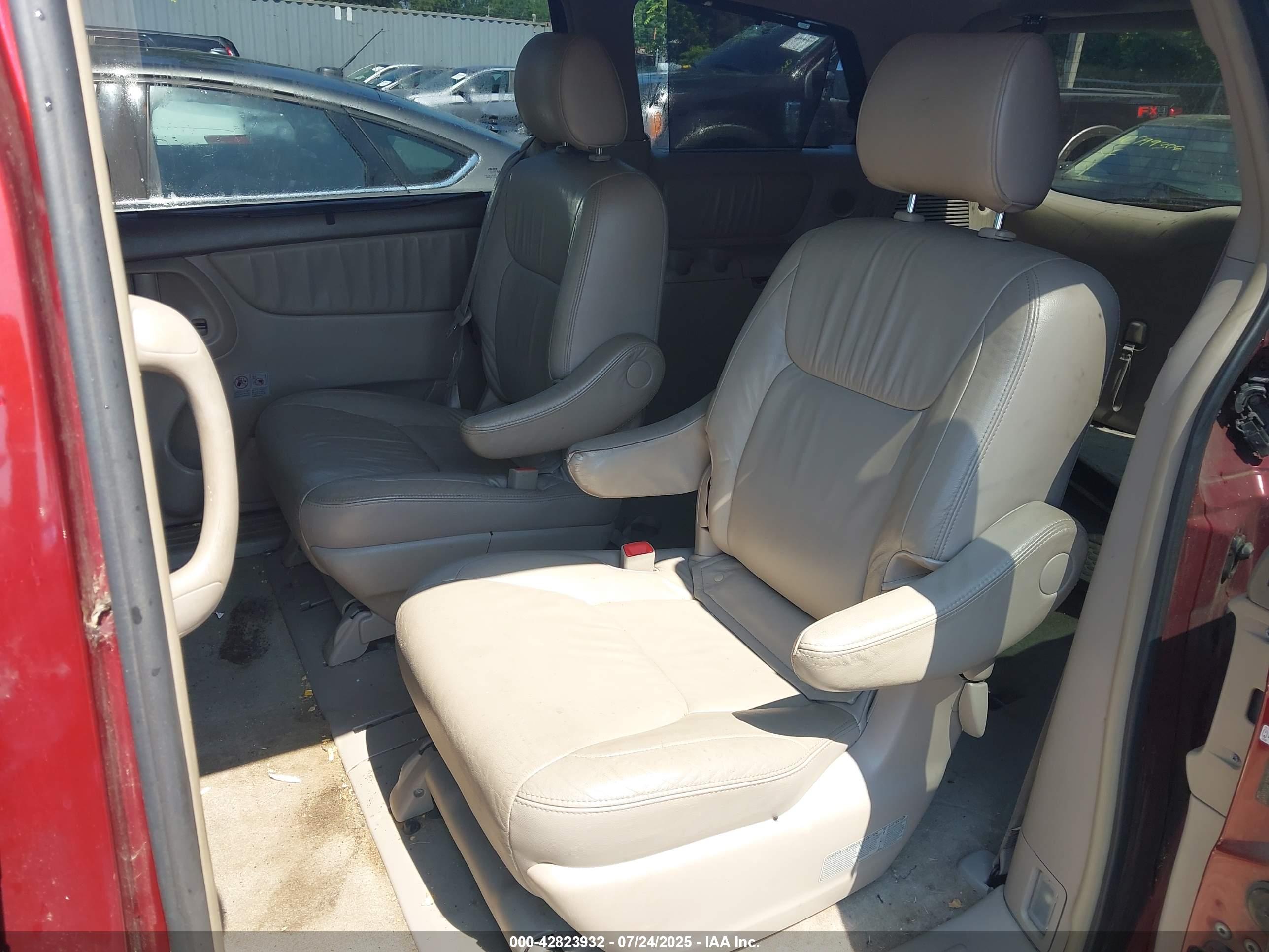 TOYOTA SIENNA image 8