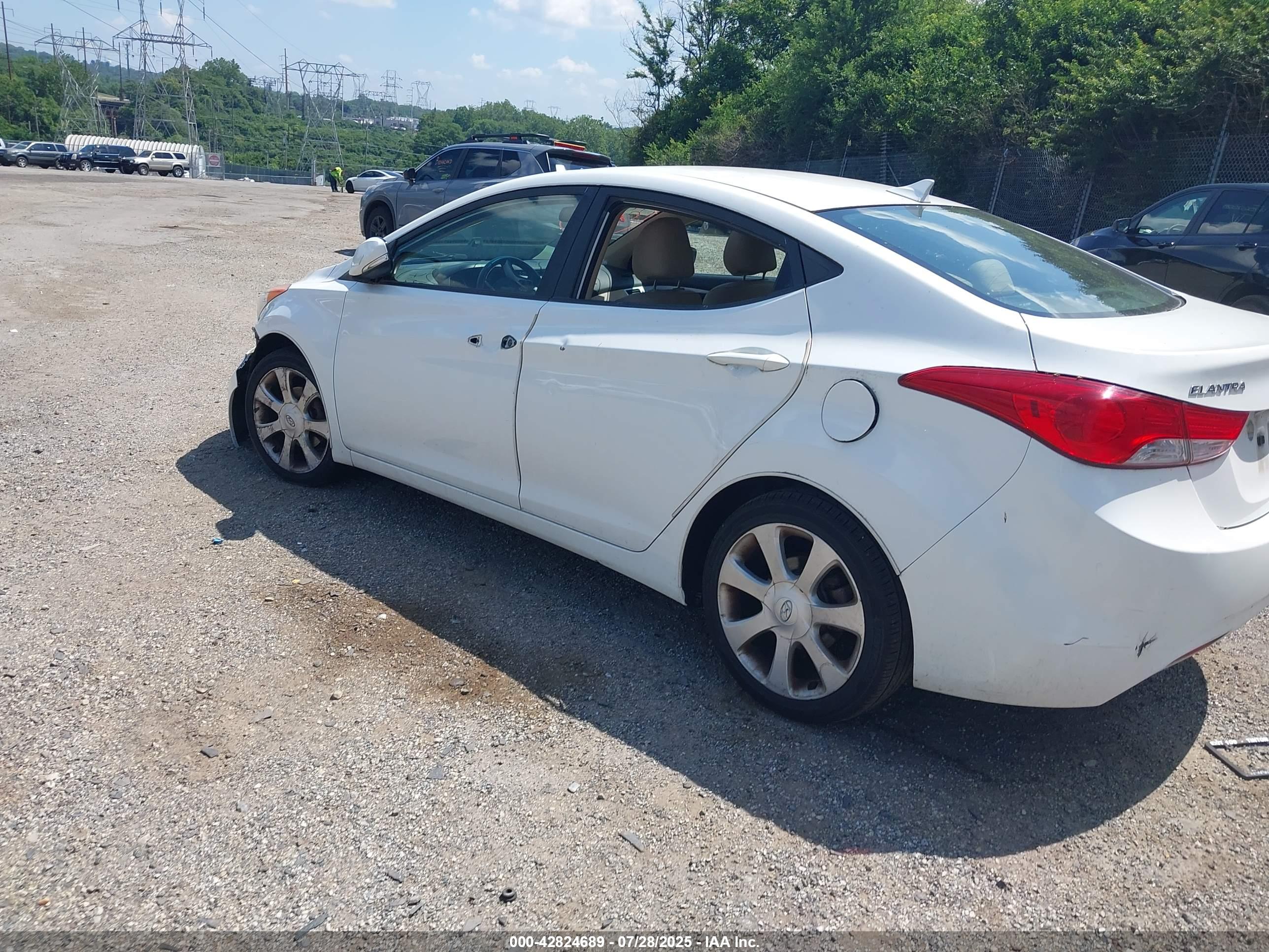 HYUNDAI ELANTRA image 3