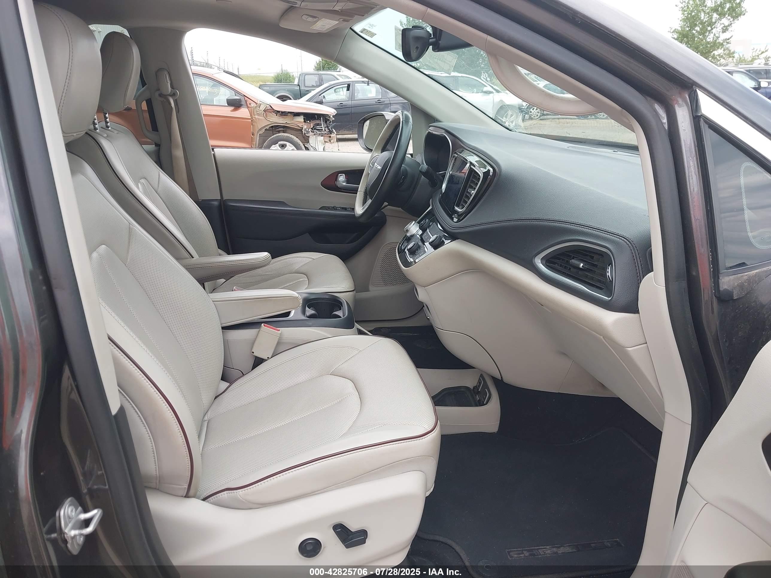 CHRYSLER PACIFICA image 5