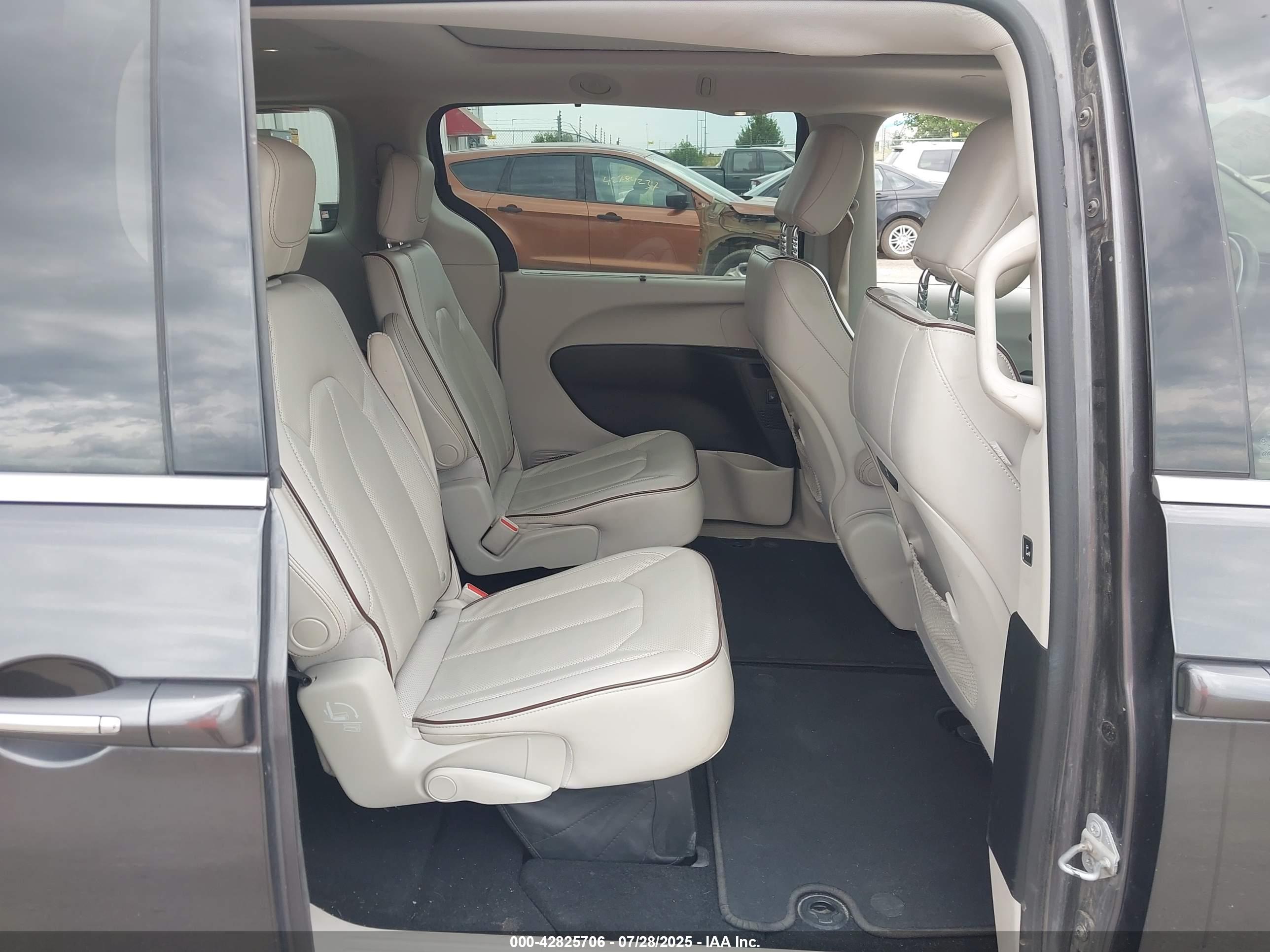 CHRYSLER PACIFICA image 8