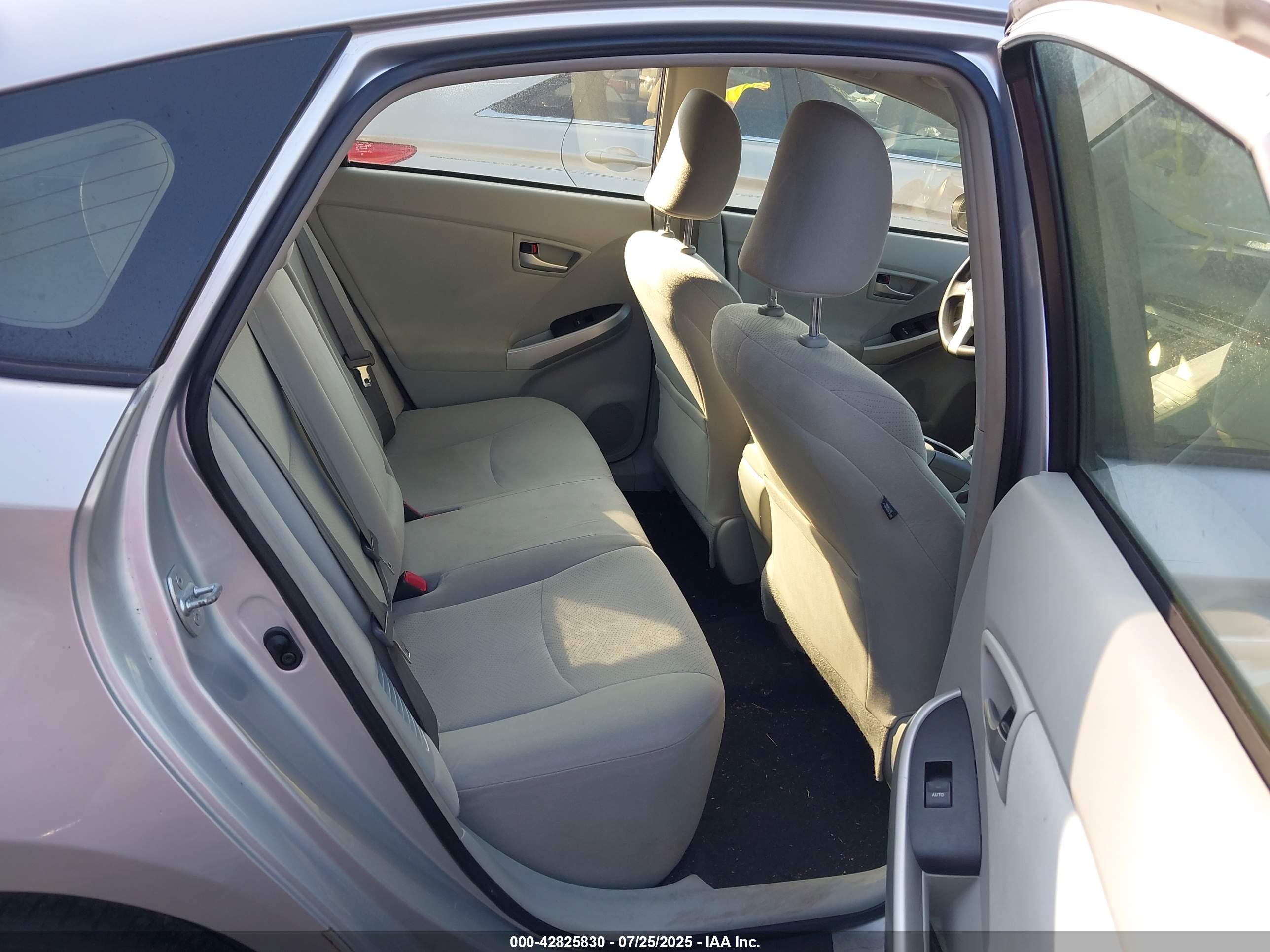 TOYOTA PRIUS image 8