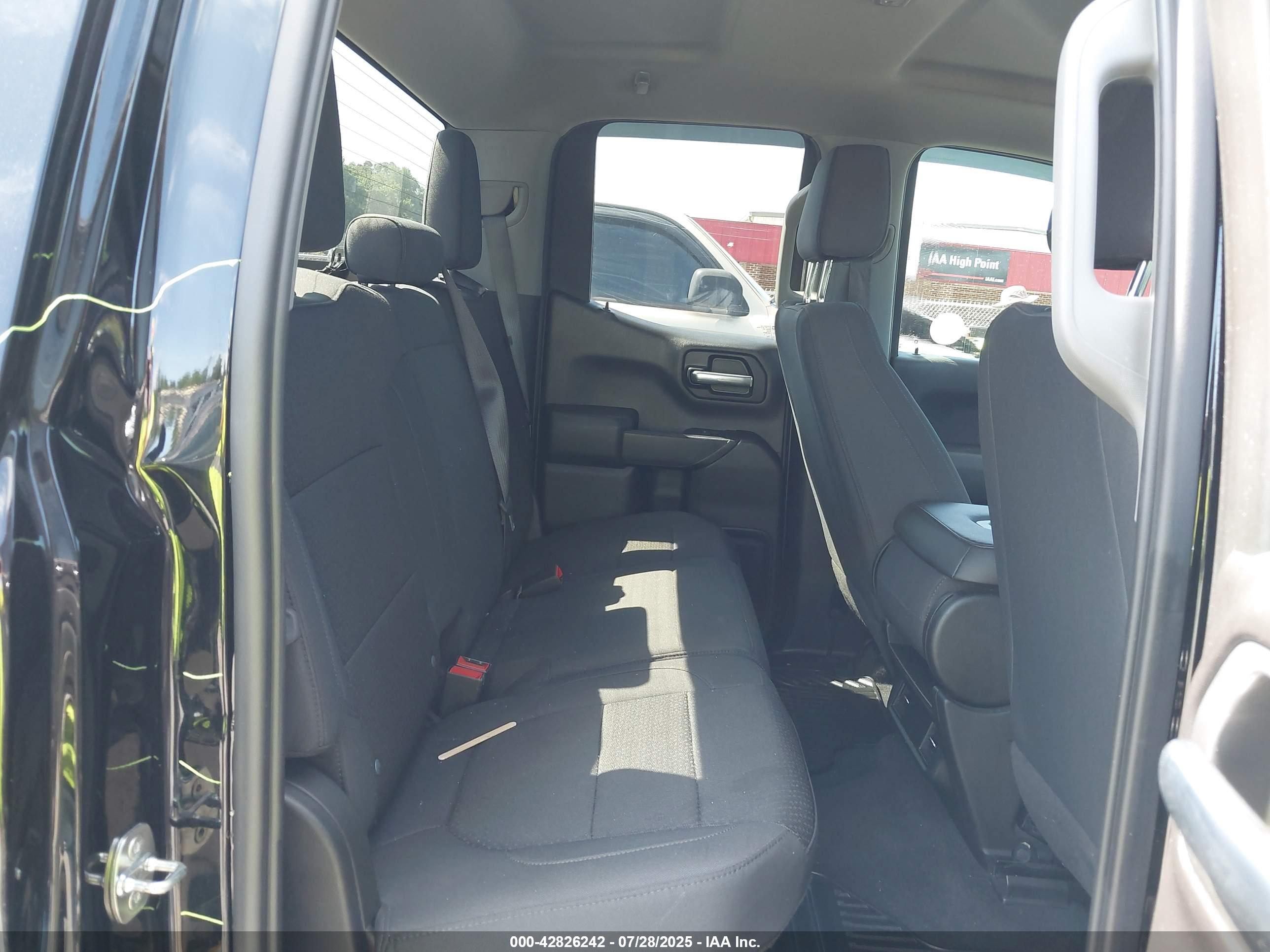 CHEVROLET SILVERADO image 8