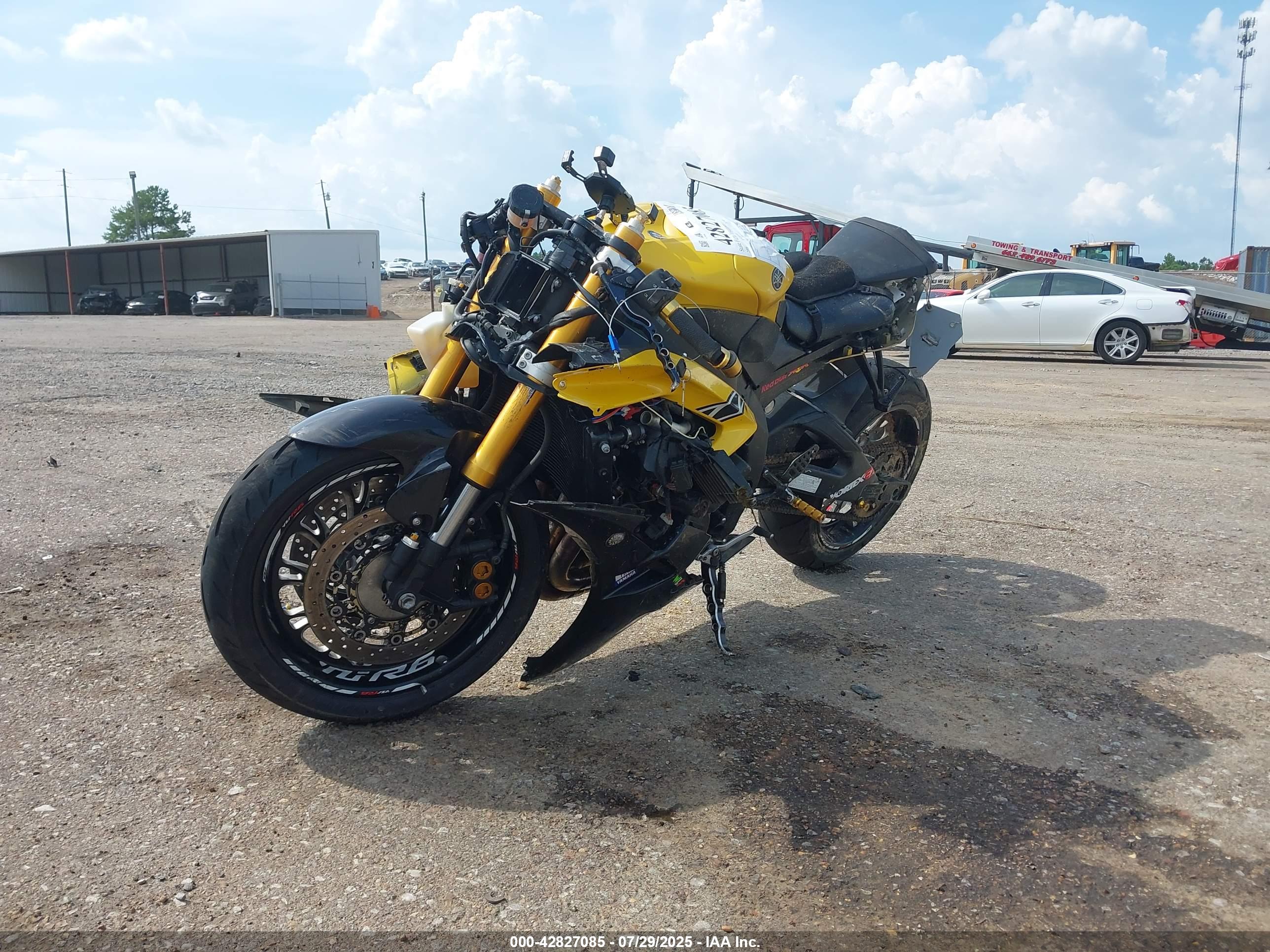 YAMAHA YZFR6 image 2
