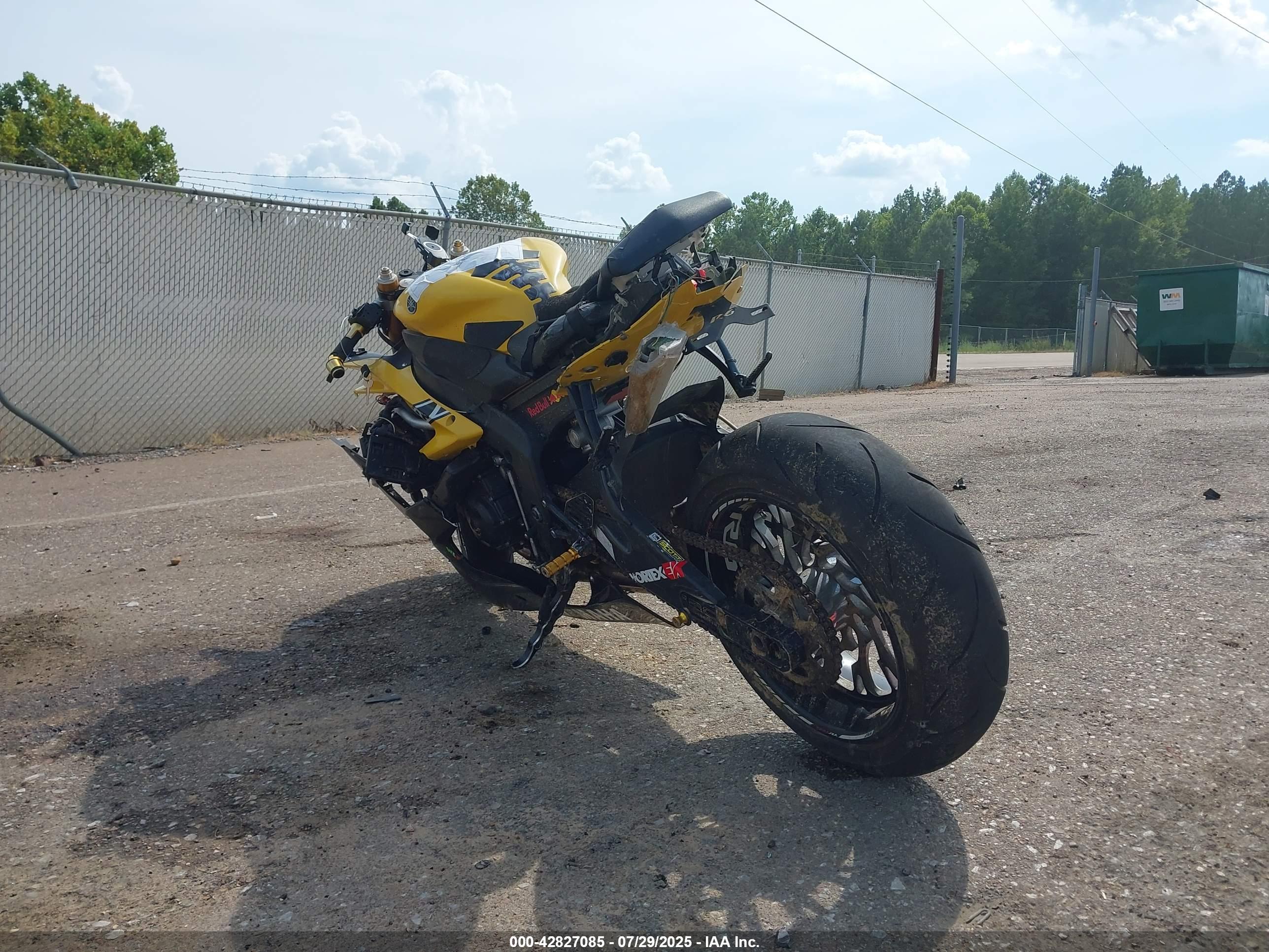 YAMAHA YZFR6 image 3