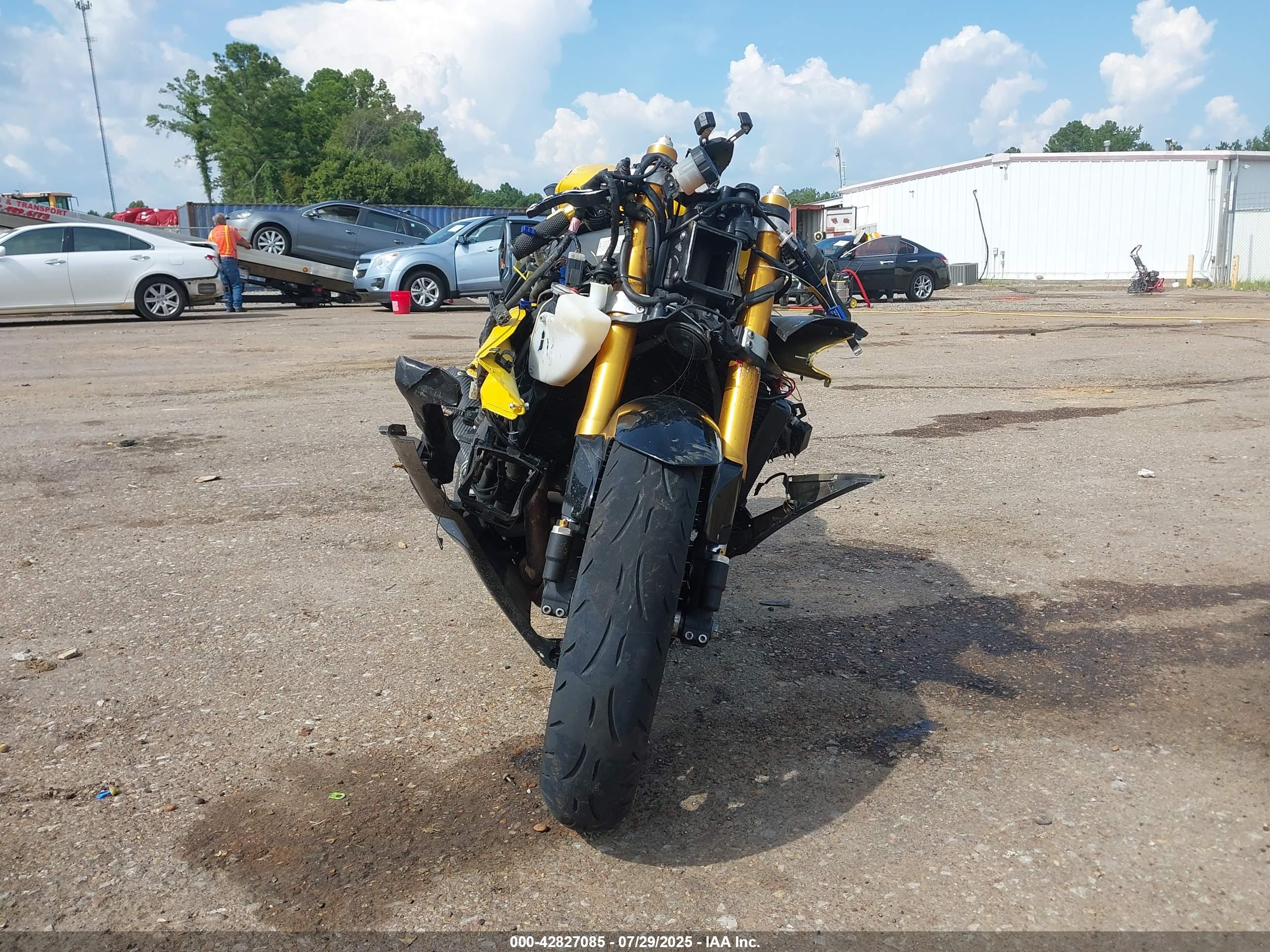 YAMAHA YZFR6 image 5