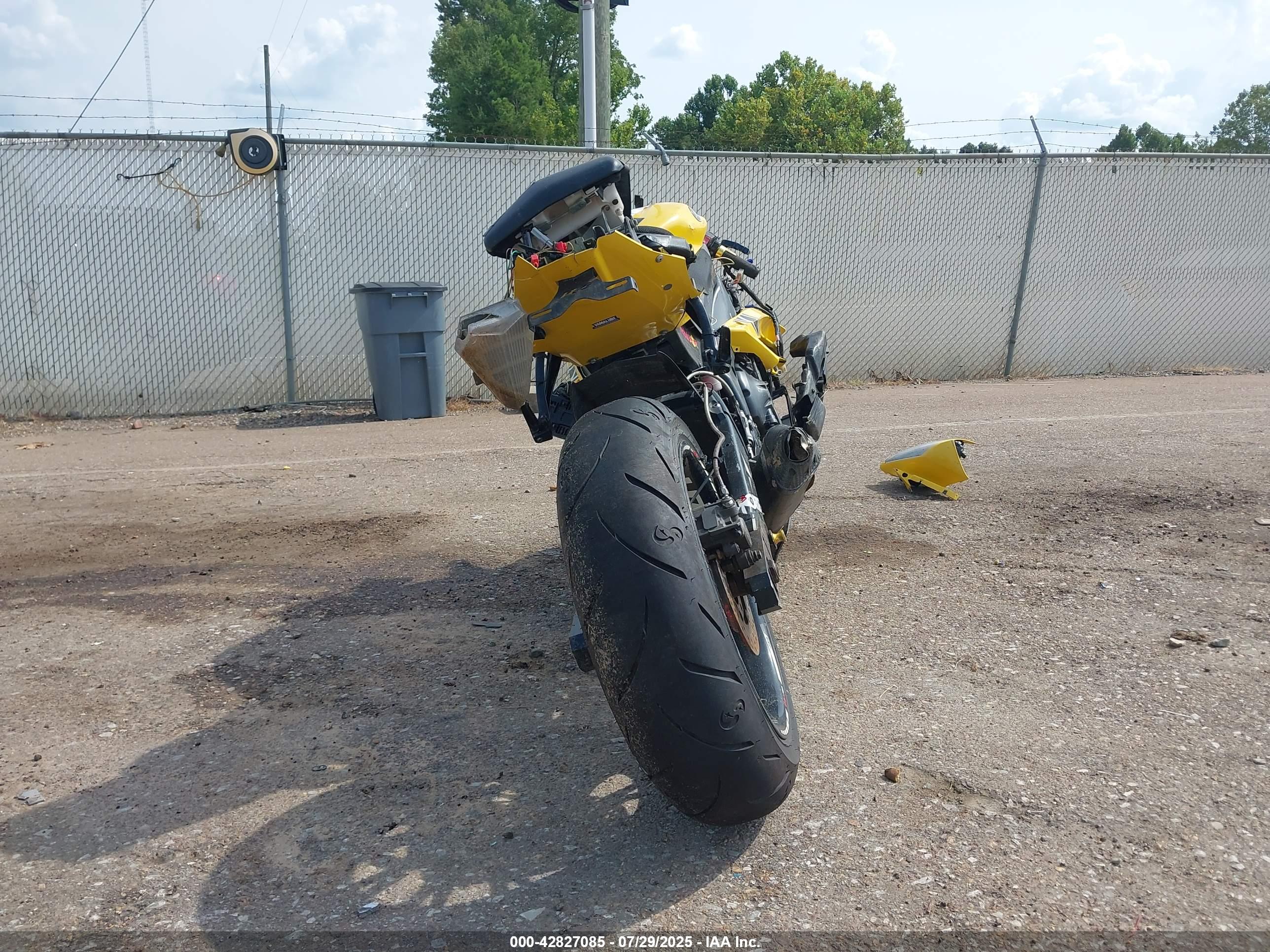 YAMAHA YZFR6 image 6
